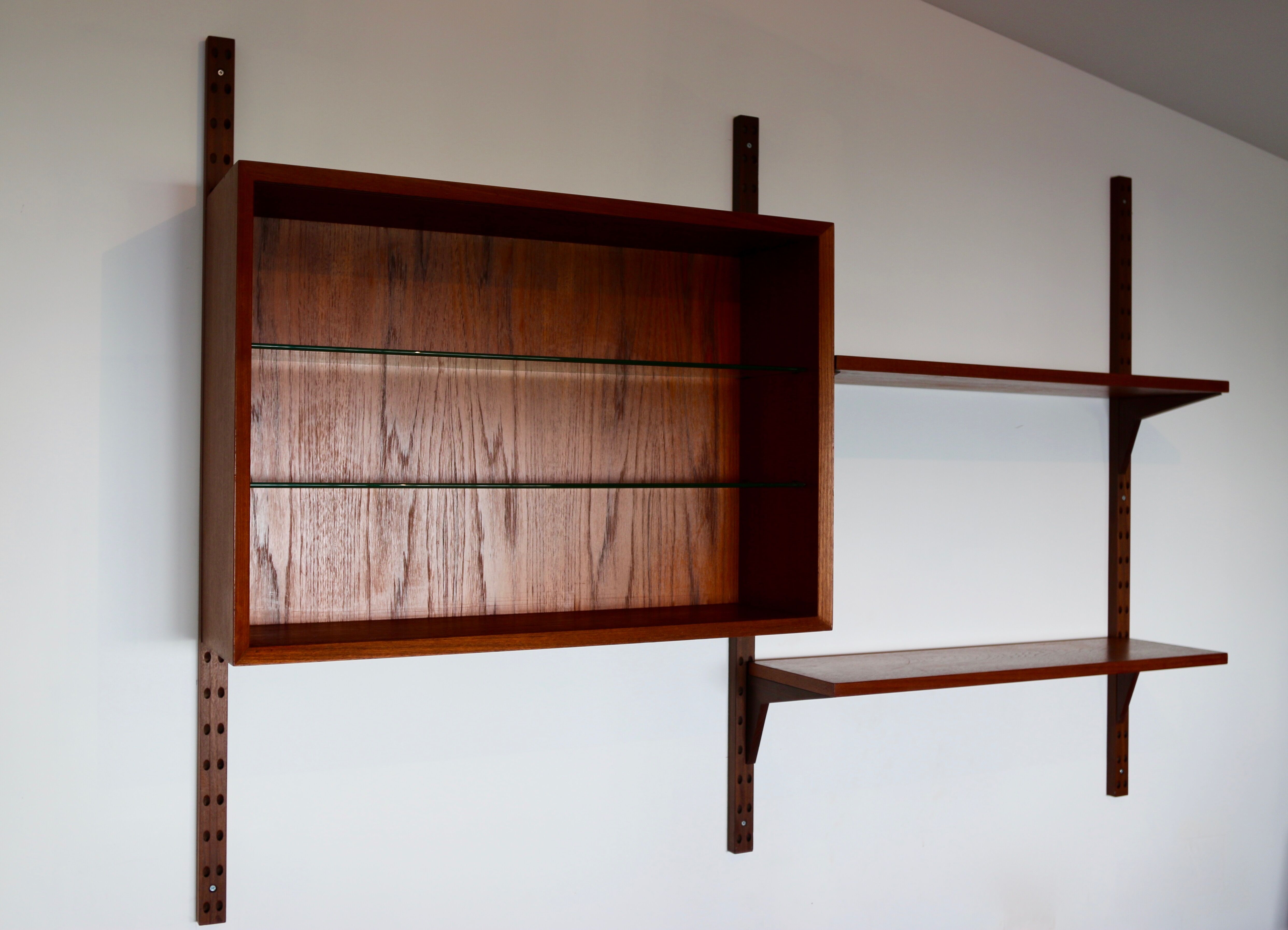 Wall system teak Cadovius storefront and shelves