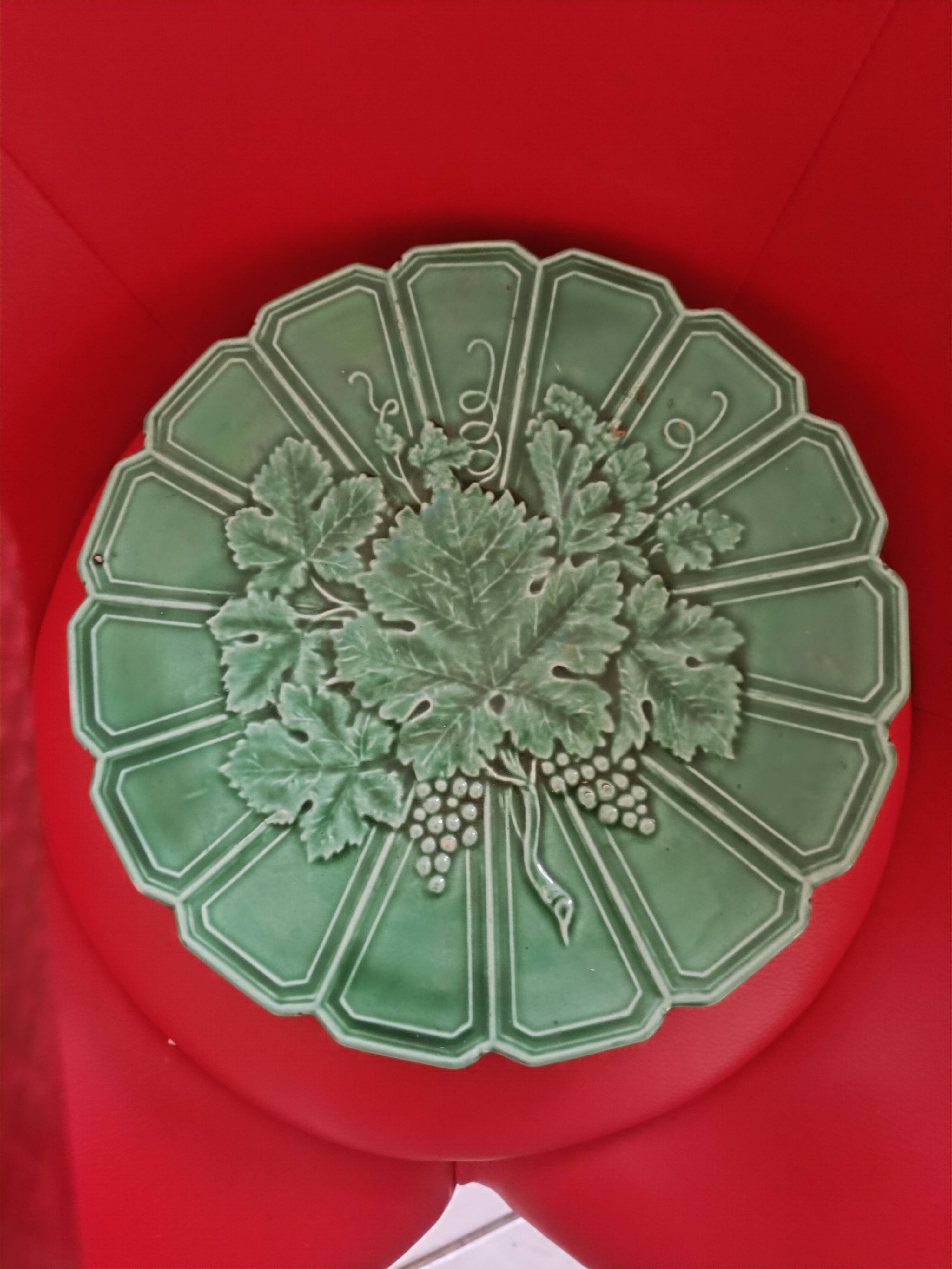 Green Sarreguemines dish from the 1950s. Light Raisin relief model.