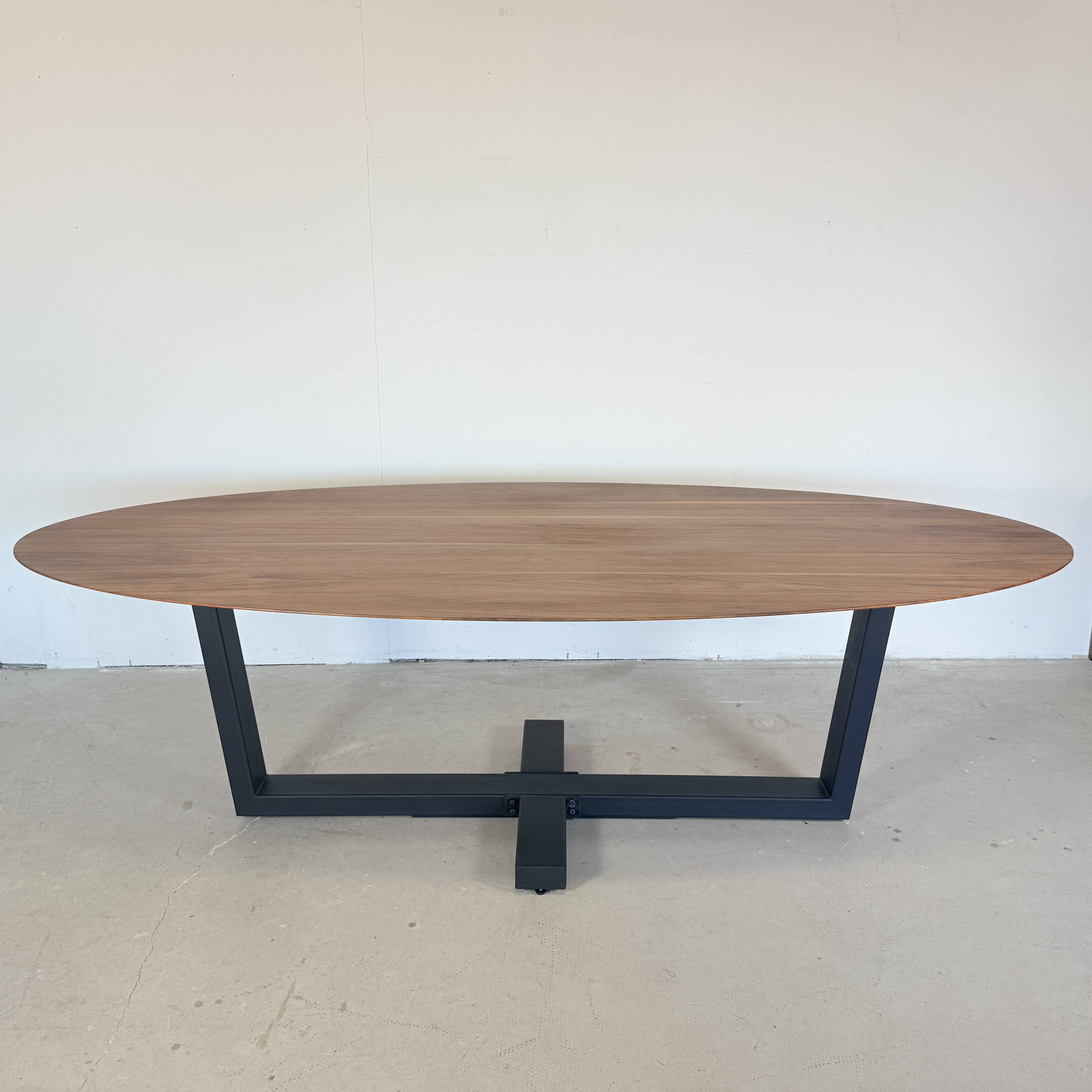 Table à manger ovale en noyer massif 260x120 - Bert Plantagie