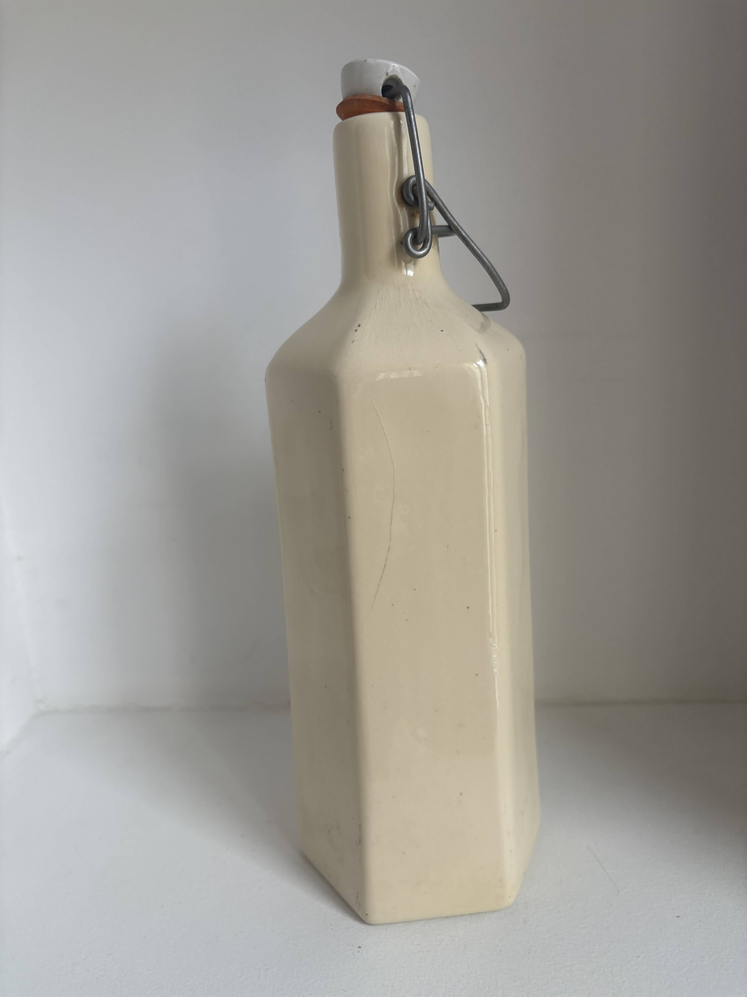 Set of 19 decorative items