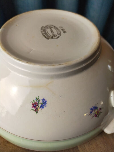 Salad bowl decorated with Poreylor flower