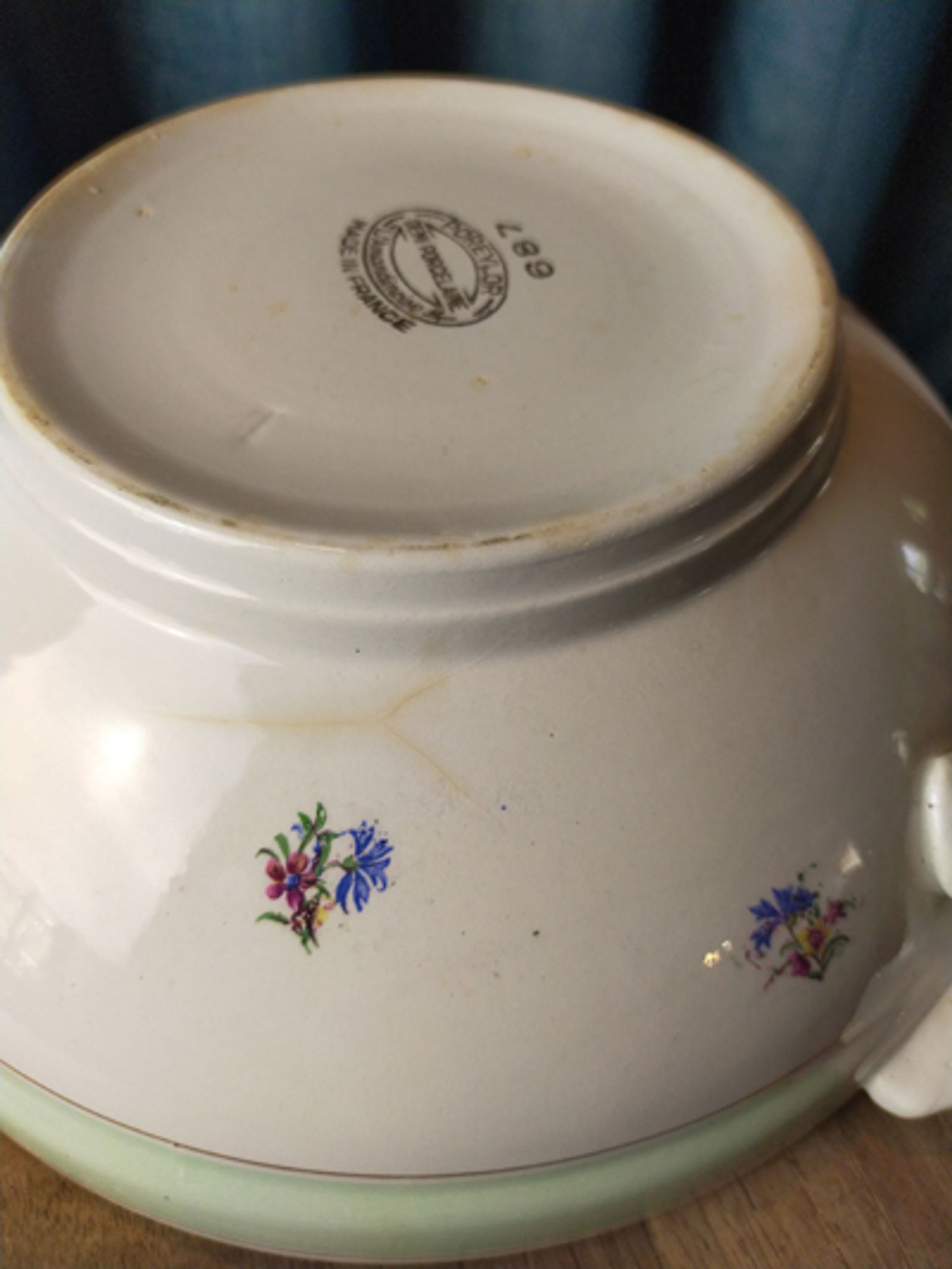 Salad bowl decorated with Poreylor flower