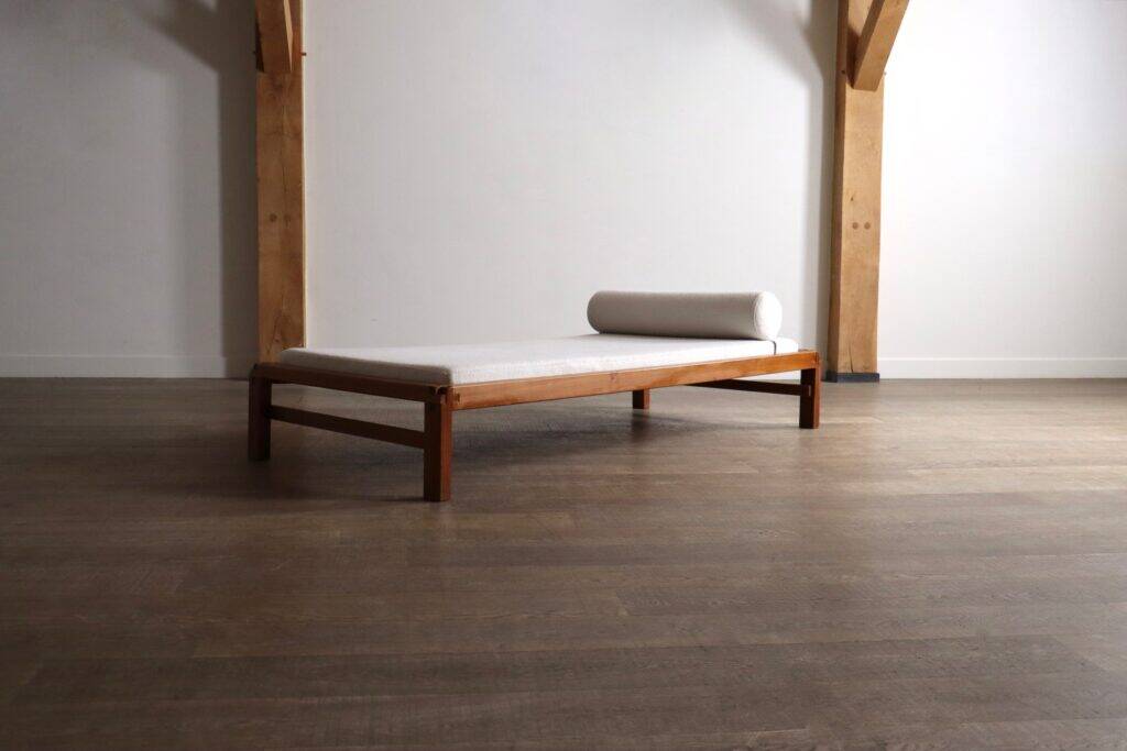 Pierre Chapo L03 daybed in solid elm, France 1960s