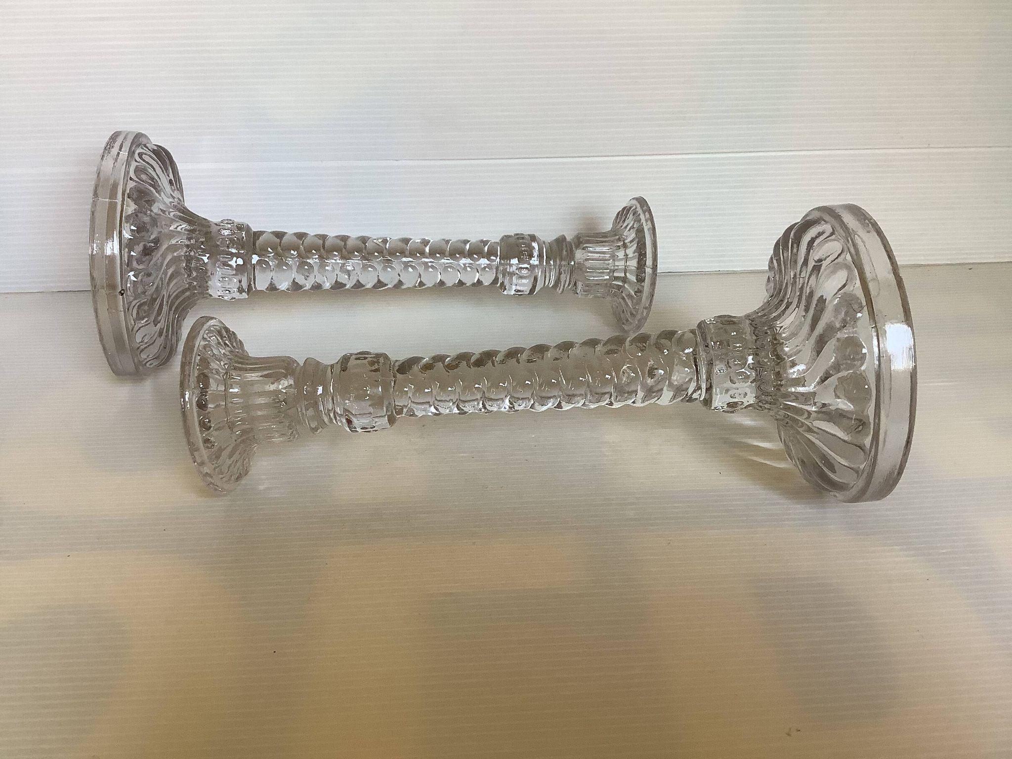 Paire d’anciens bougeoirs verre moulé