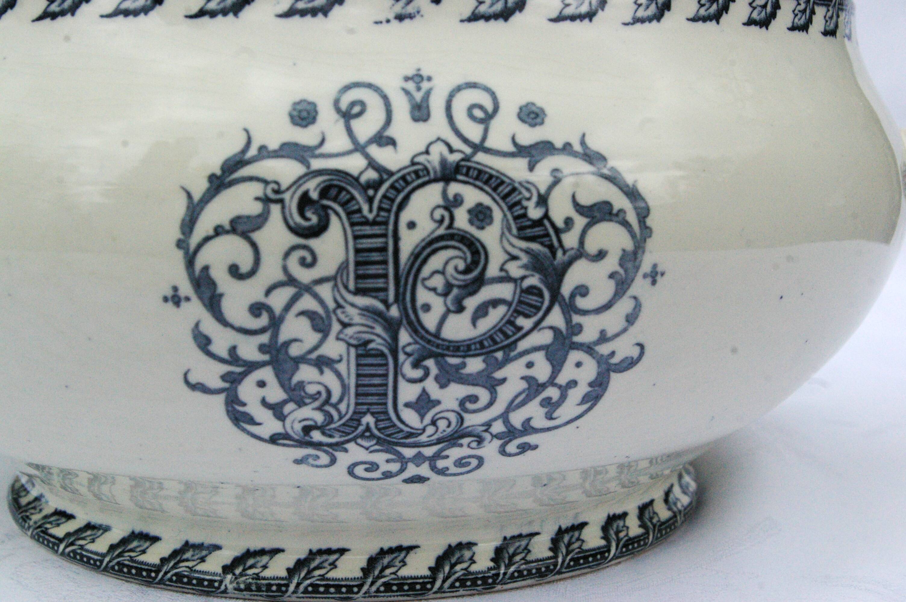 Ancienne soupière légumier faïence kg lunéville - monogramme p et décor rinceaux