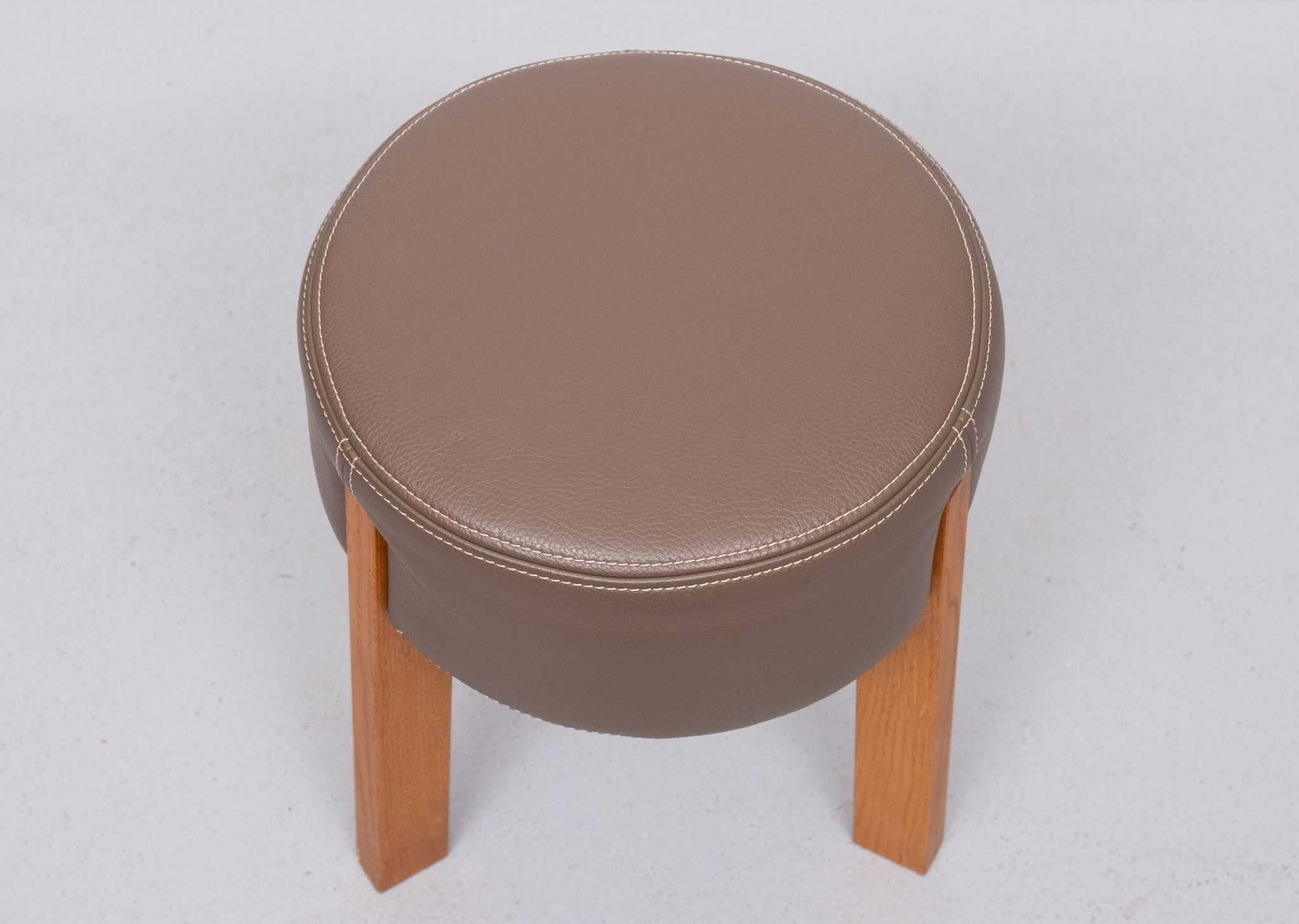 Top quality Leather Pouf 3 Oak legs 1990s
