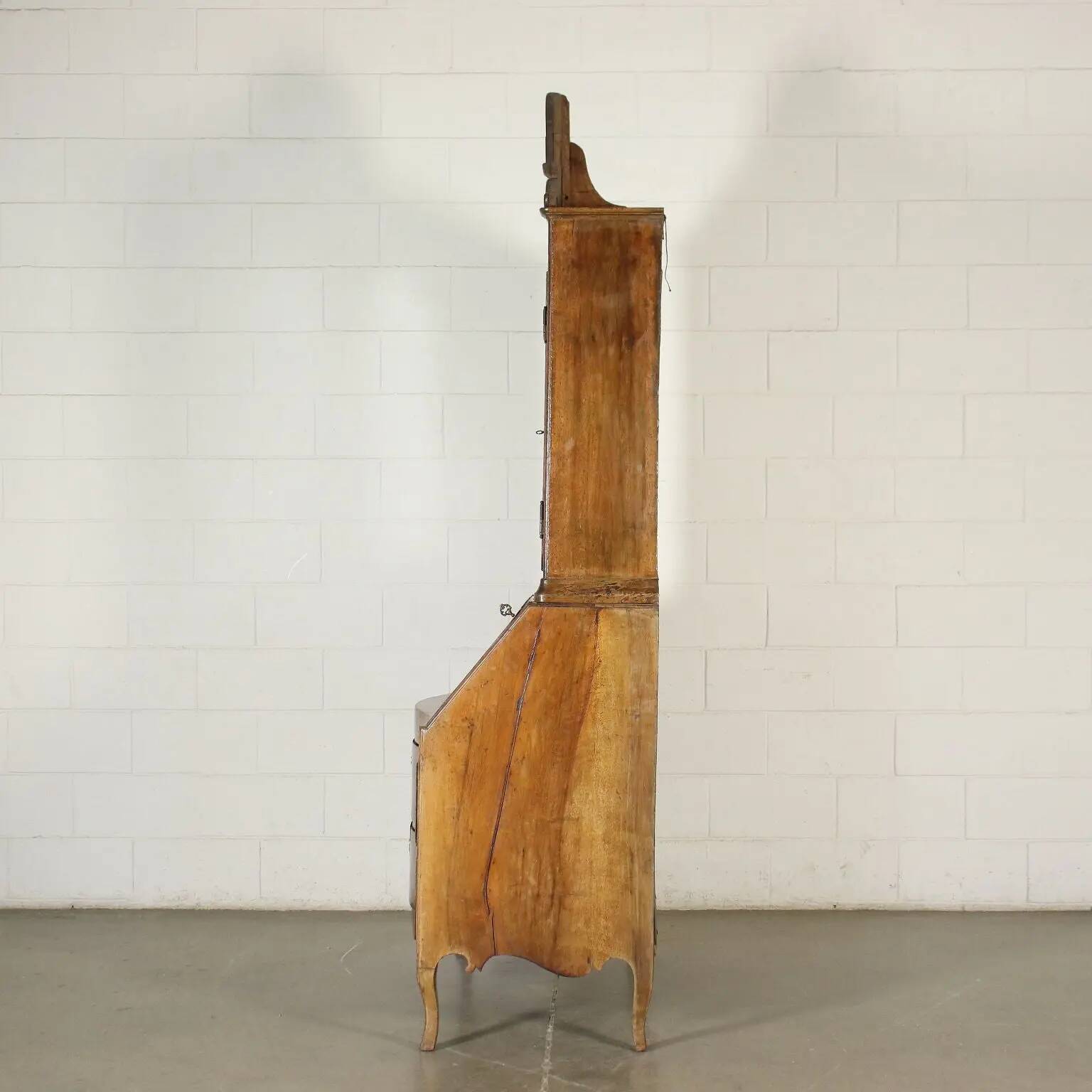 Trumeau barocchetto avec miroir en placage de ronce de noyer, Italie, XVIIIe siècle