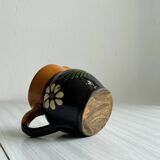 Petit pichet Alsacien en céramique noire et marron, décoré de motifs floraux peints à la main.