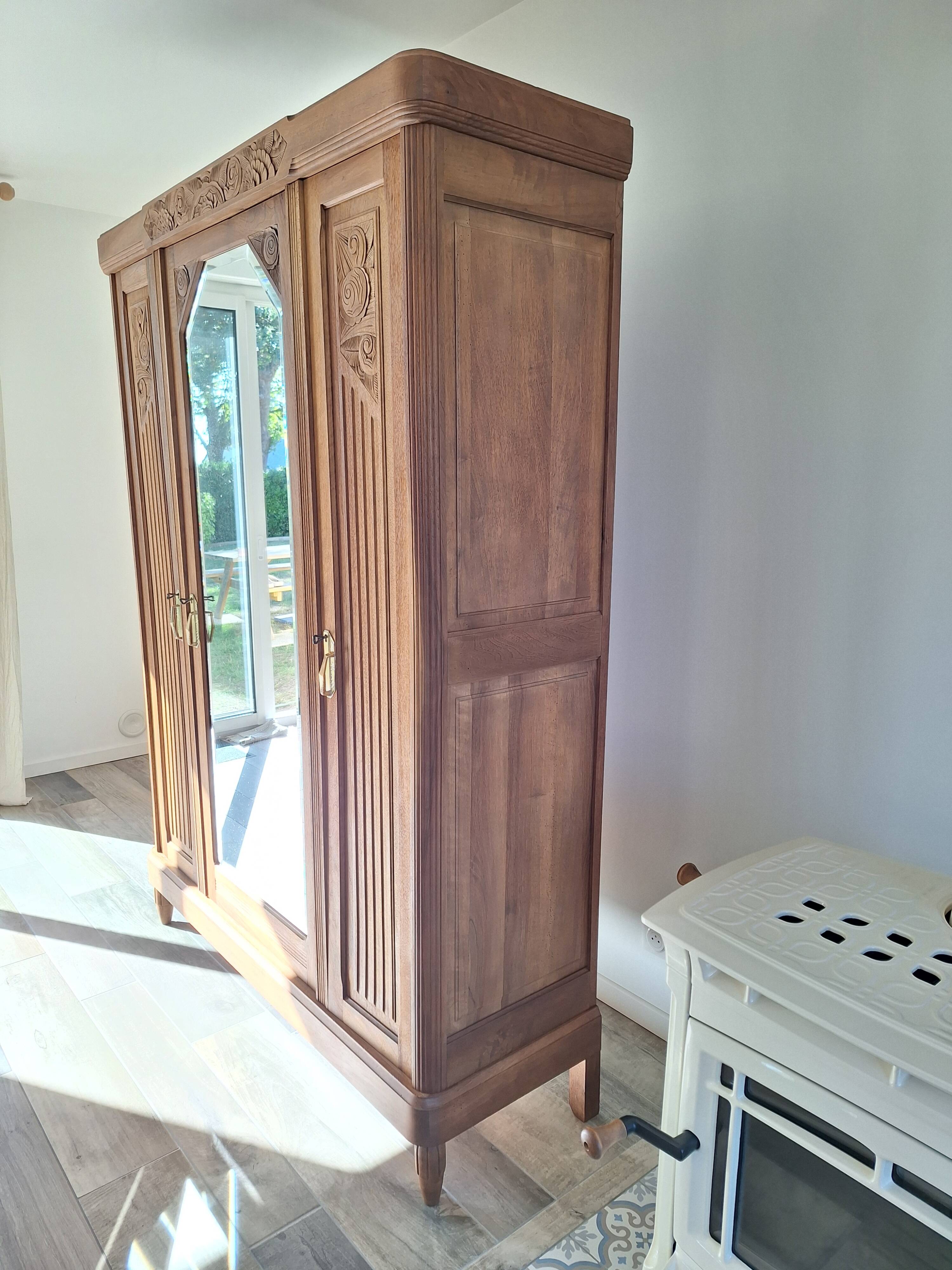 Armoire Art déco en noyer massif sculpté, 1930