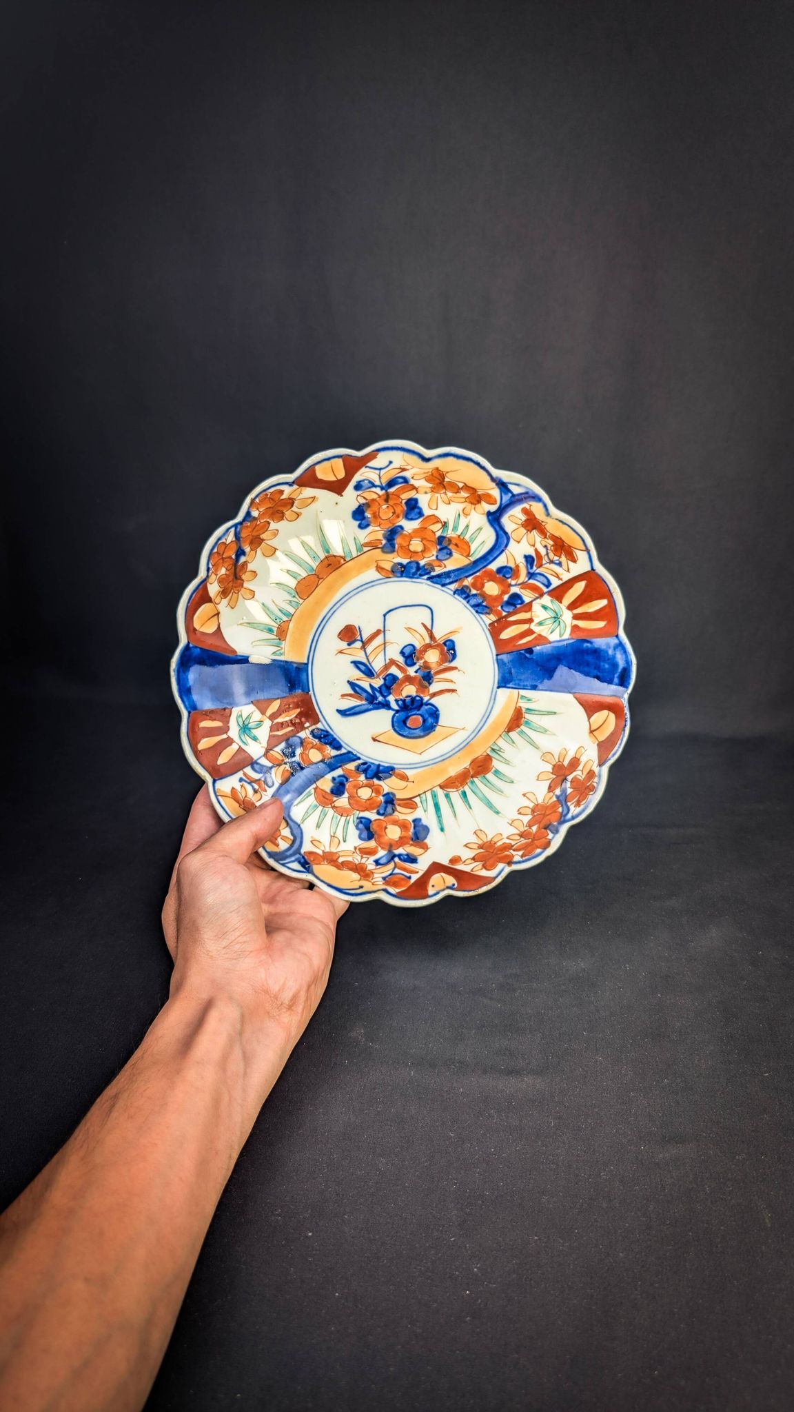 Imari porcelain plate with Japanese-style floral decoration, late 19th century