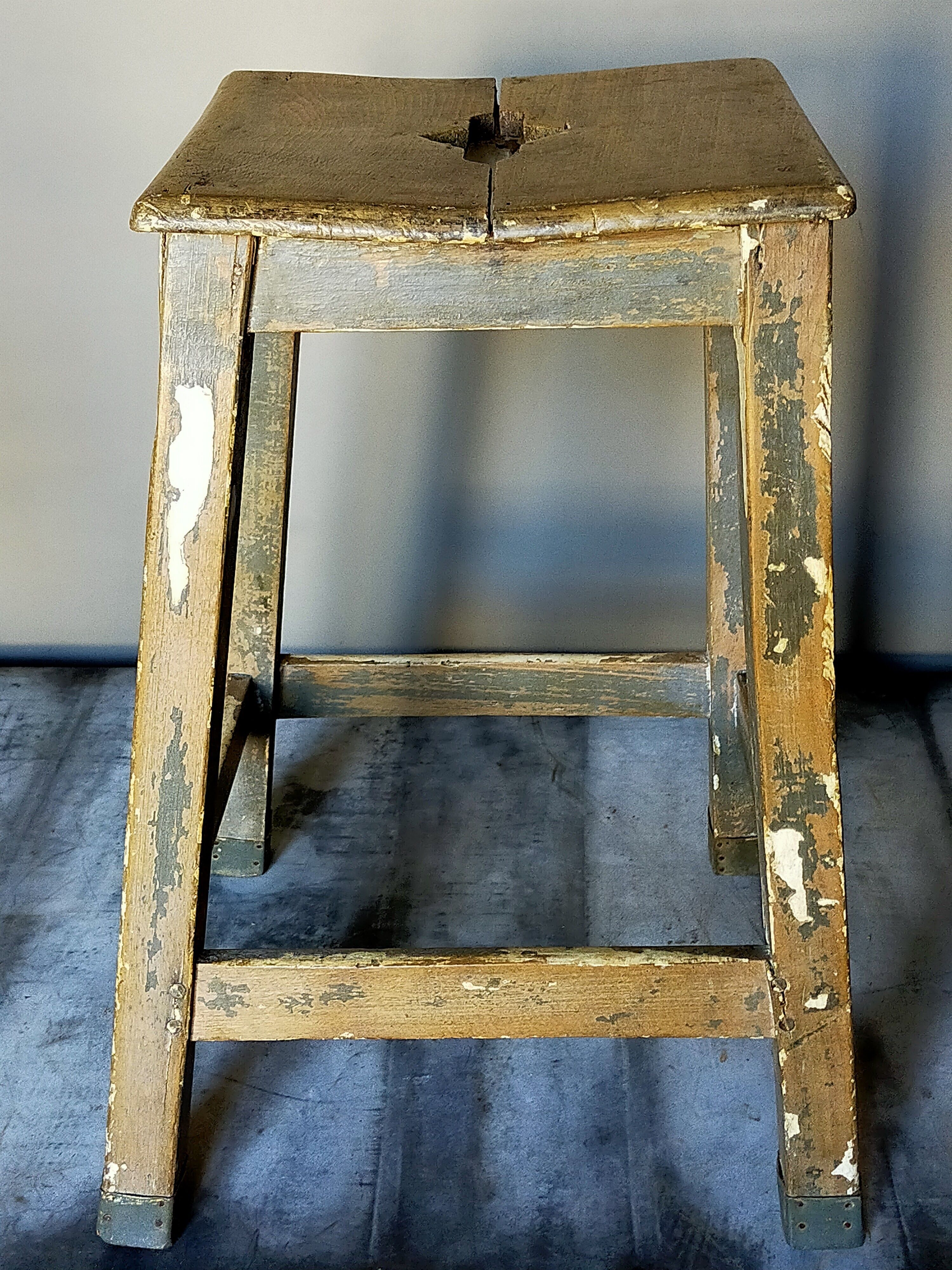 Tabouret d'atelier ancien à poignée
