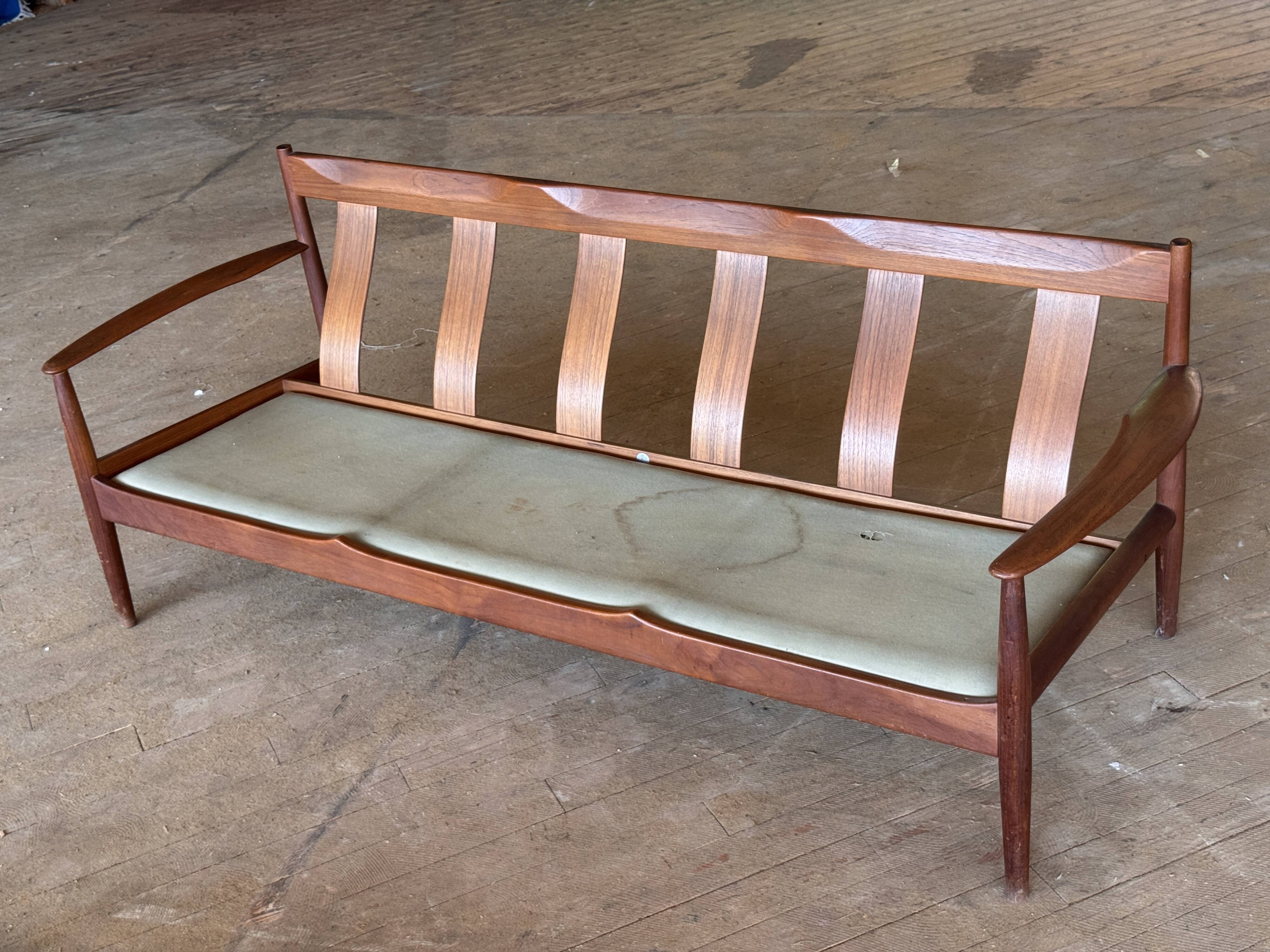 Canapé scandinave par Grete Jalk pour France & Son circa 1960
