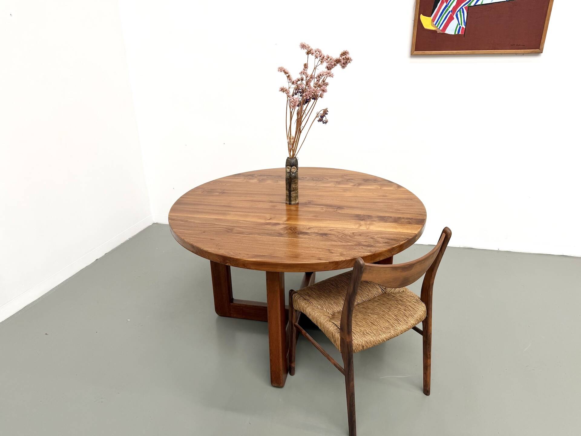 Modernist round table in solid elm, crossed legs.