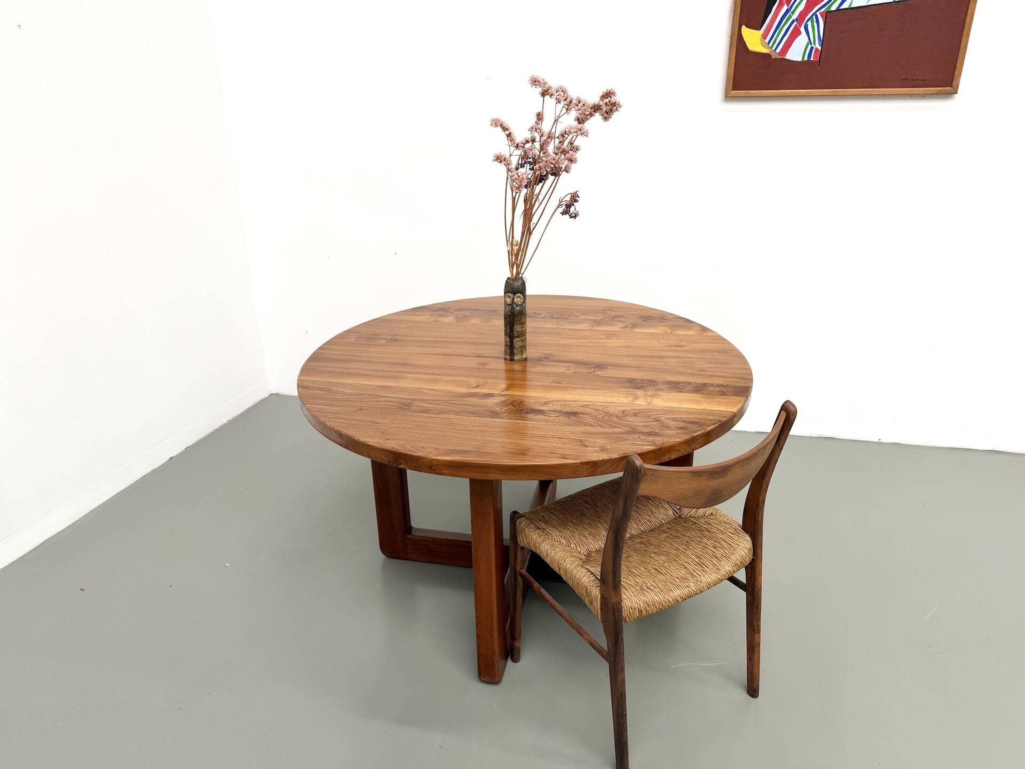Table ronde moderniste en orme massif, piètement croisé