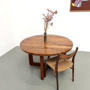 Table ronde moderniste en orme massif, piètement croisé