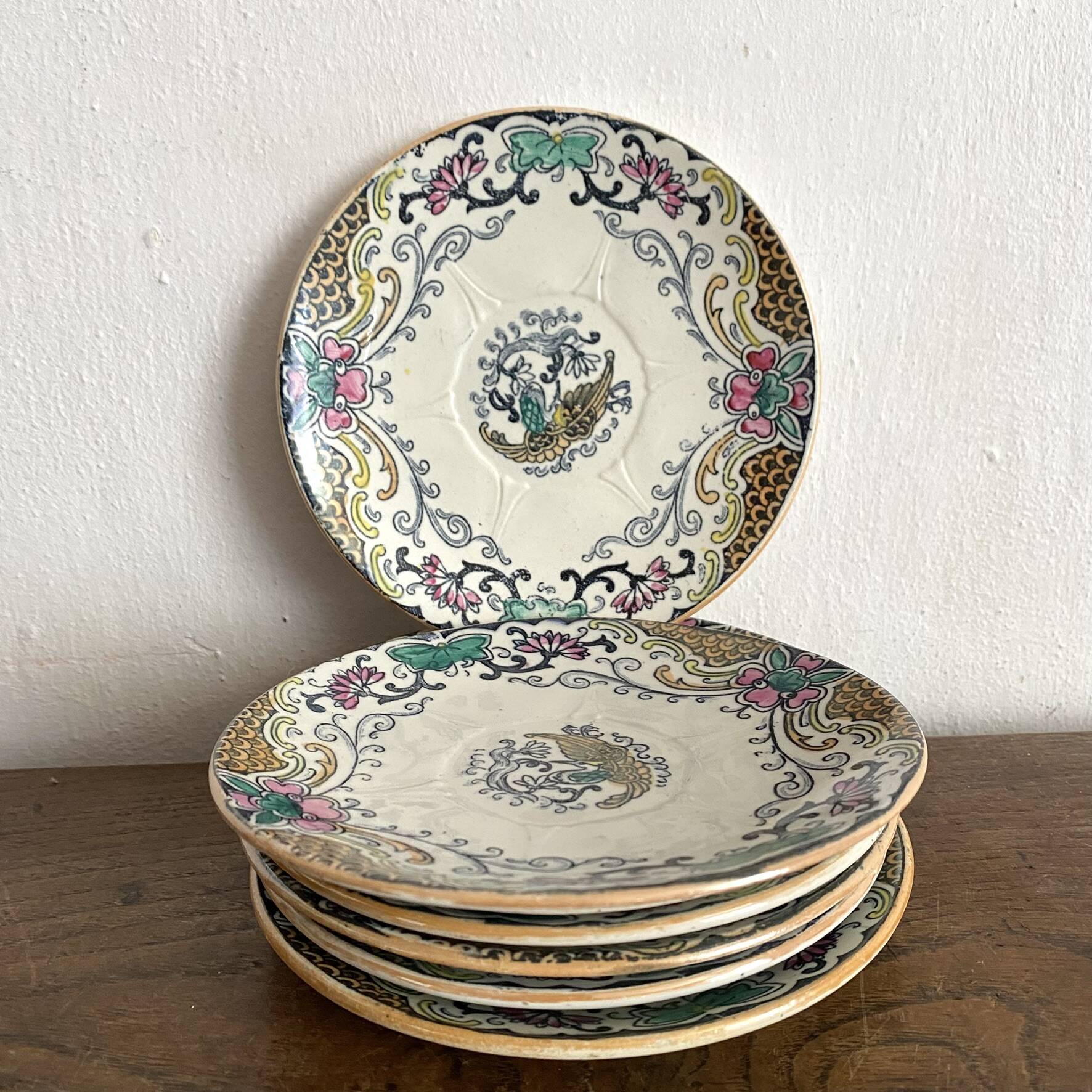 Assiettes en terre de fer polychrome Longwy modèle "chinois"