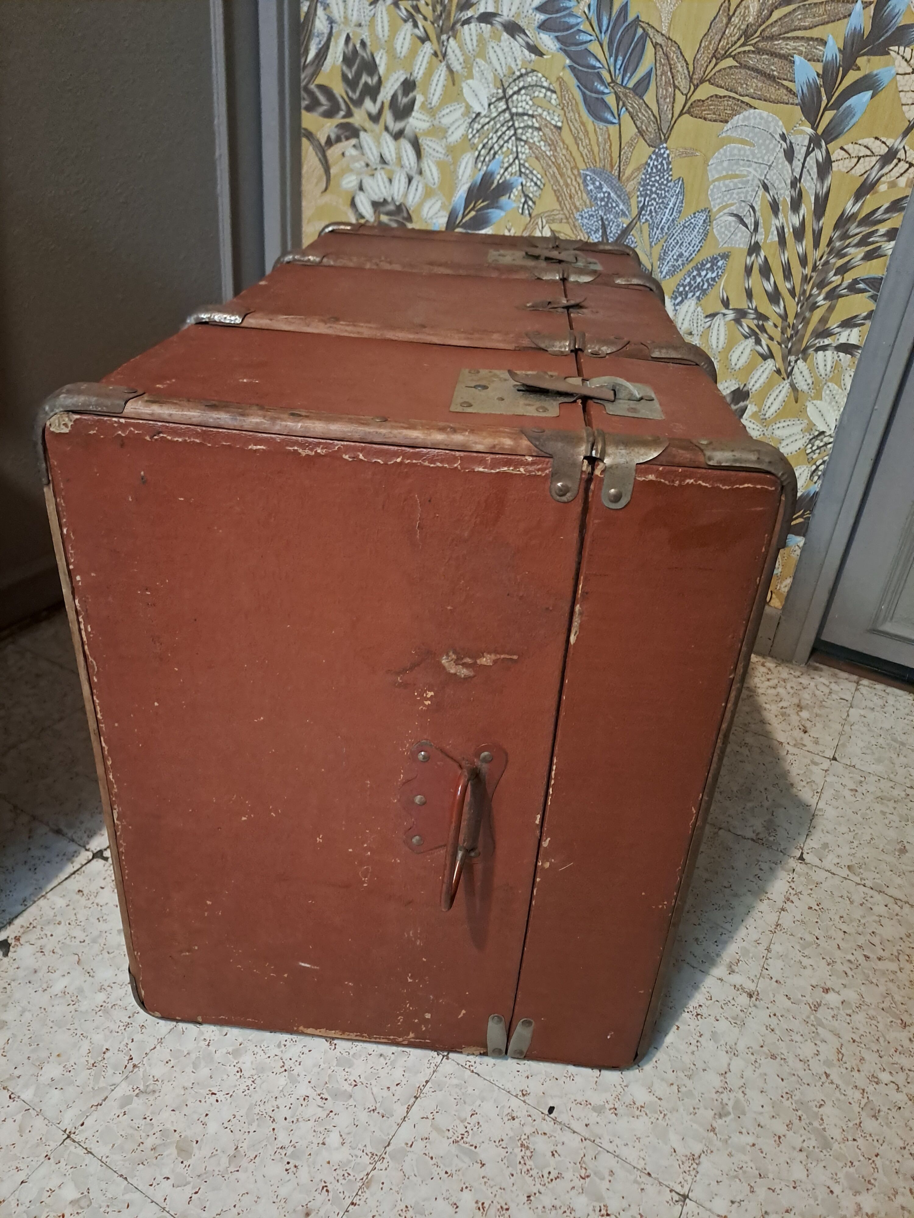 Vintage vintage old travel trunk dating from the 1920s/1940s