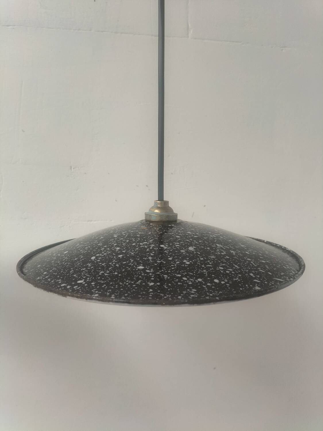 2 enamelled sheet metal suspensions