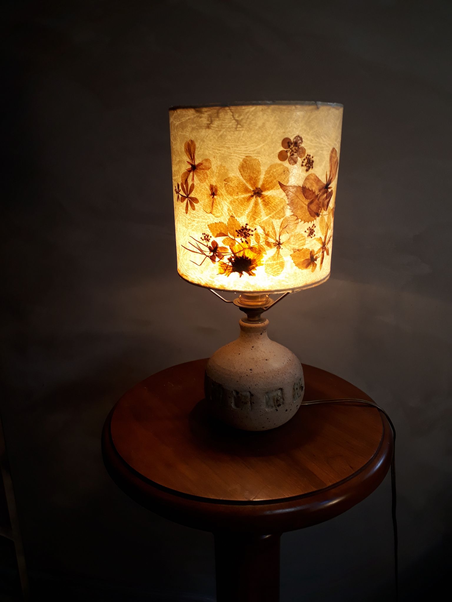 Lampe1970 en grès émaillé signé avec abat jour de fleur sauvage