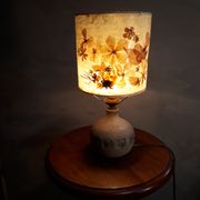 Lampe1970 en grès émaillé signé avec abat jour de fleur sauvage