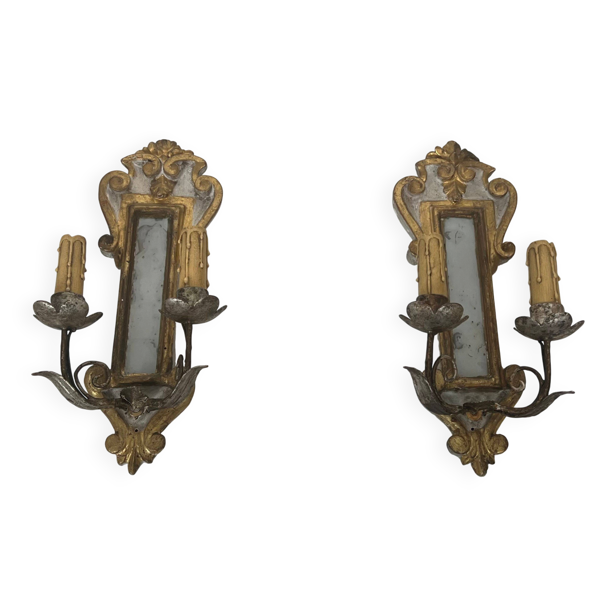 Pair of wall sconces in carved wood and silvered and gilded patinated metal with a central mirror.