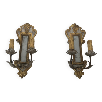 Paire d'appliques en bois sculpté et métal patiné argenté et doré avec miroir central