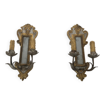 Paire d'appliques en bois sculpté et métal patiné argenté et doré avec miroir central