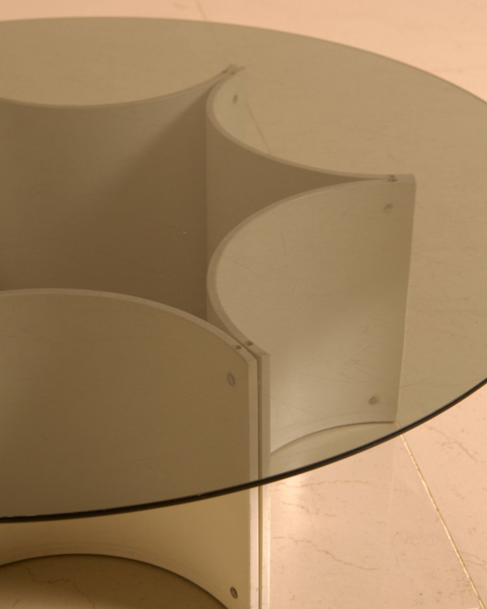 Table basse "Space Age"en piètement étoile et plateau verre fumé 70's
