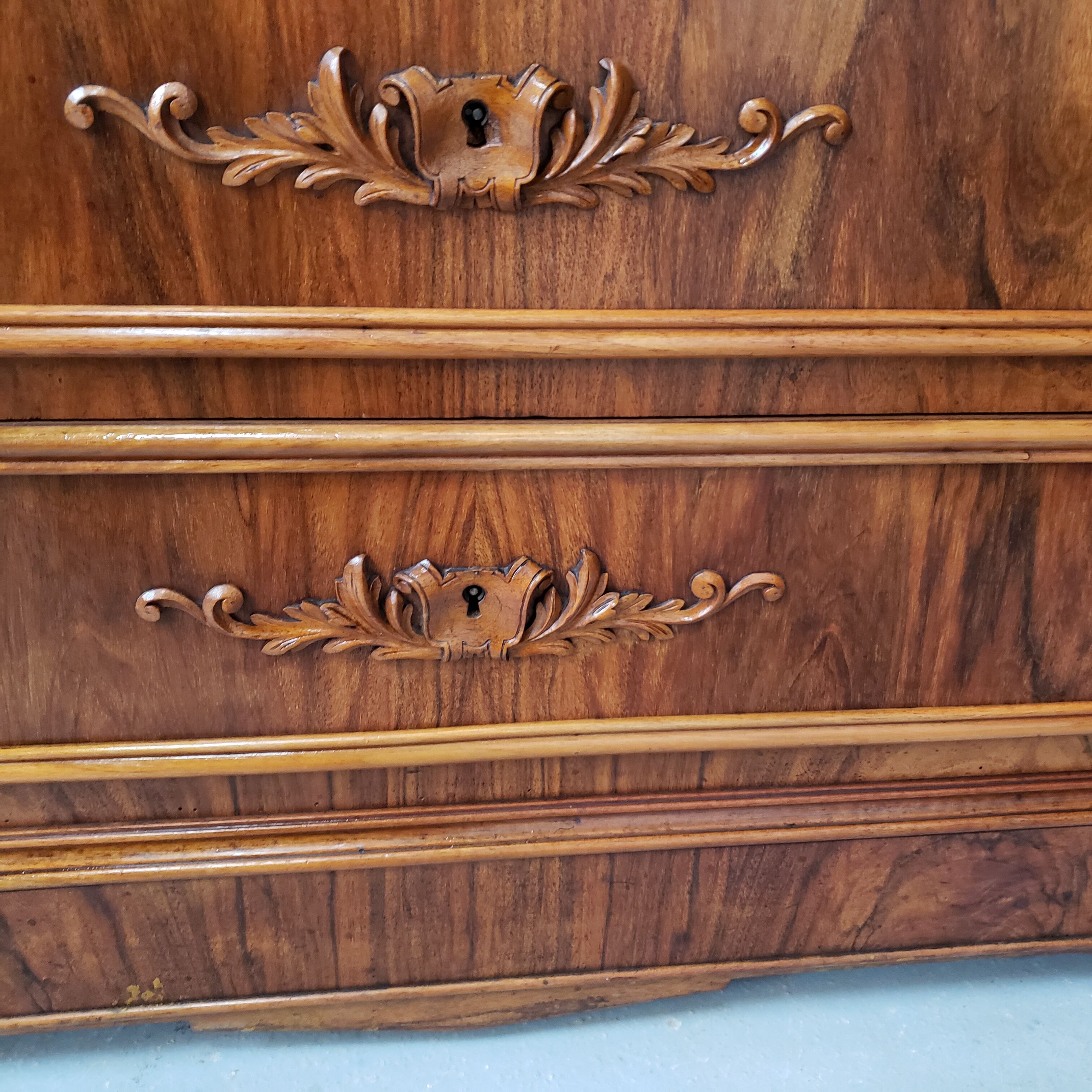 Antique chest of drawers carved in walnut XIX
