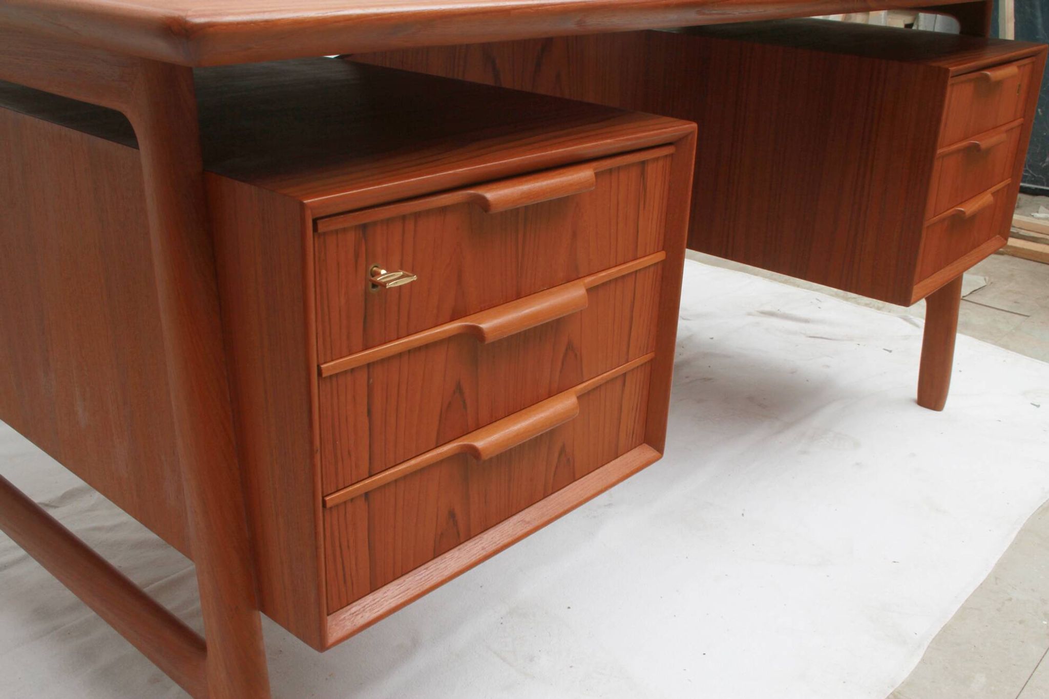 Bureau en teck, années 1960