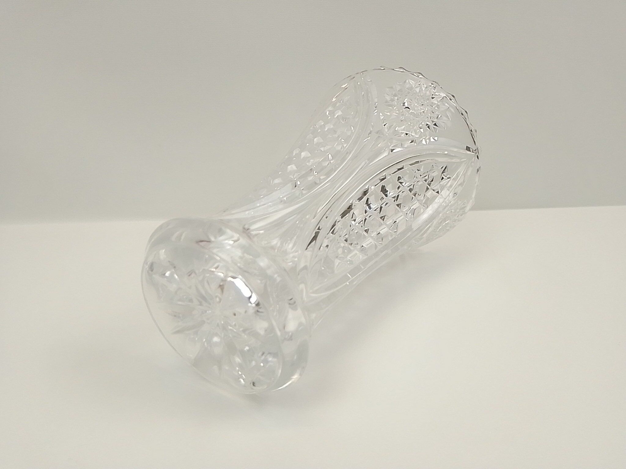 Vase in transparent crystal decoration in relief 21 cm