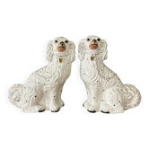 Paire de Chiens type Staffordshire en céramique blanche et dorée
