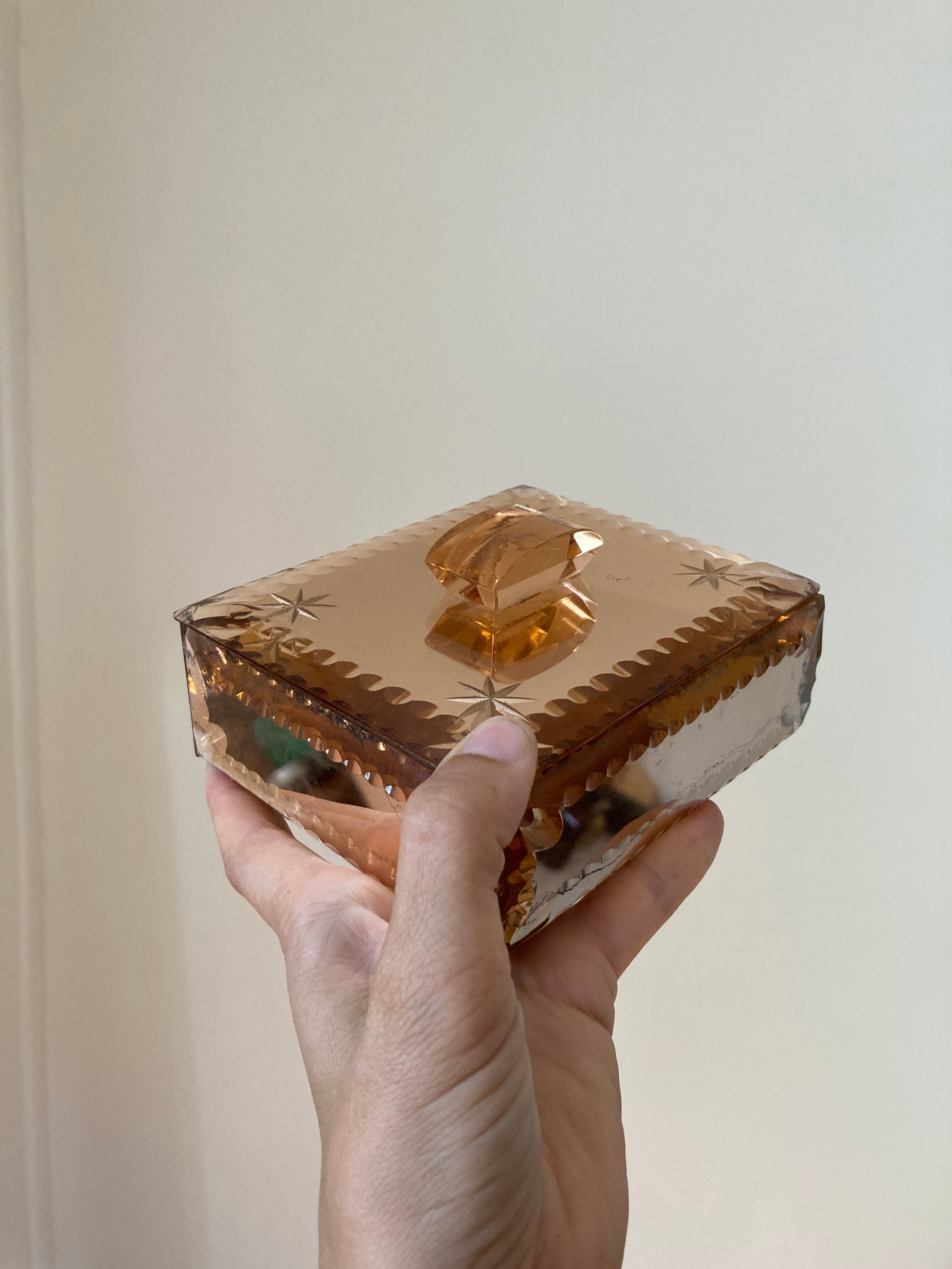 Boîte à bijoux en miroir rose ciselé