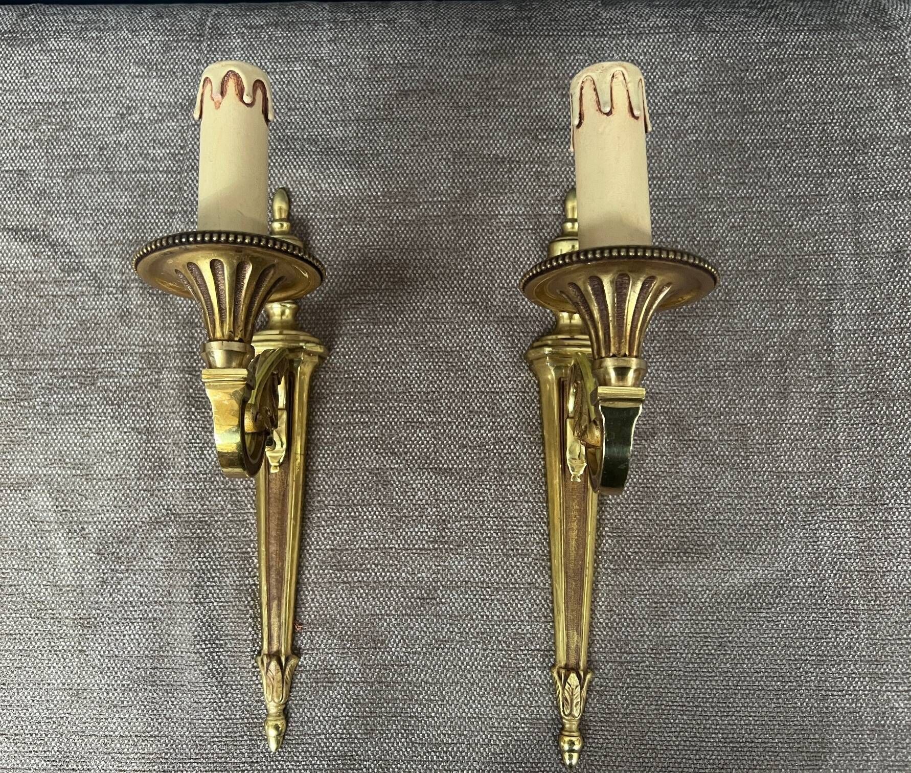 Paire d'appliques murales de style Louis XVI. Bronze massif.