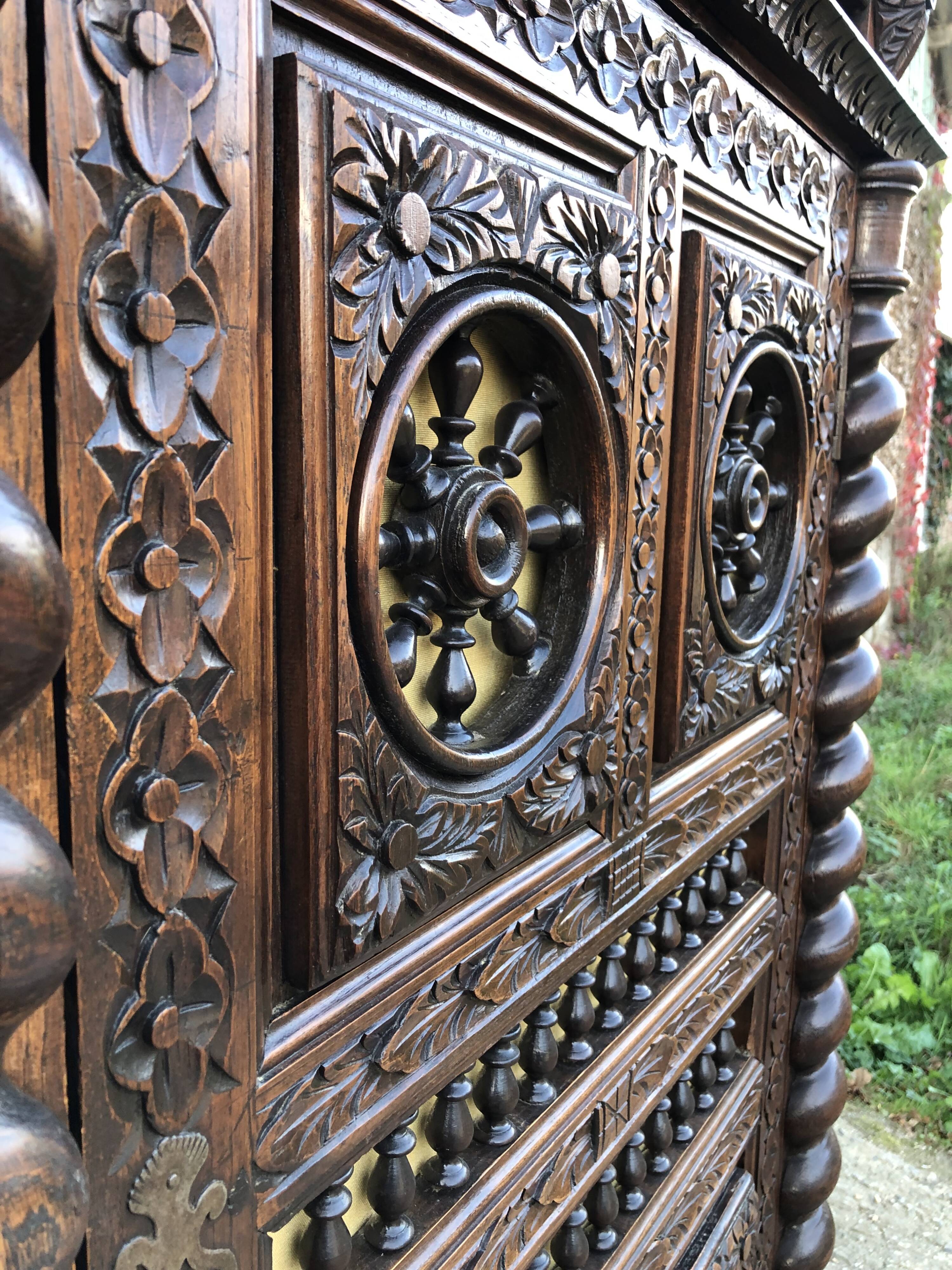 Breton bonnet cupboard in solid oak with 1 door and 1 drawer.