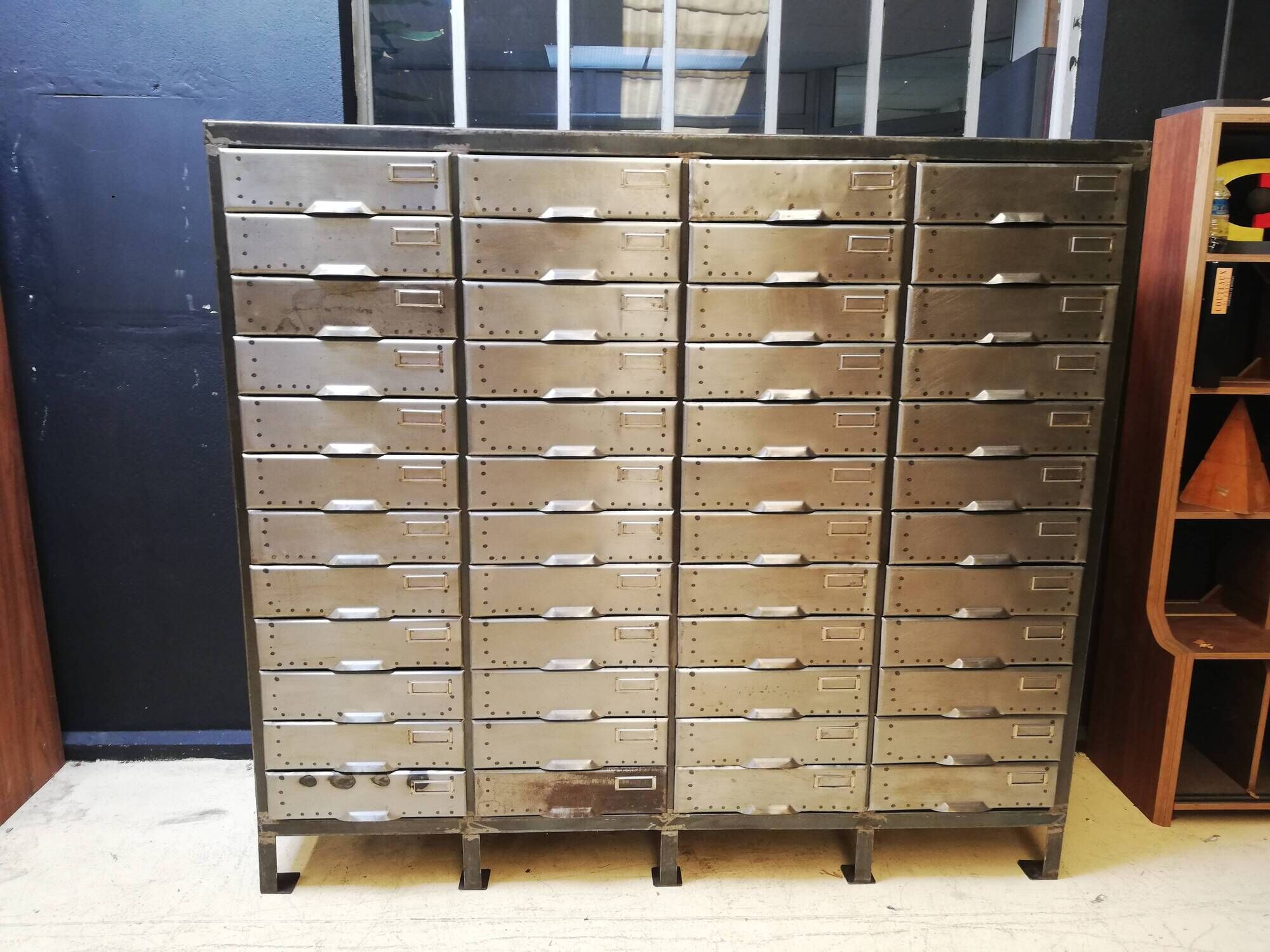 Industrial clamshell cabinet, metal lockers