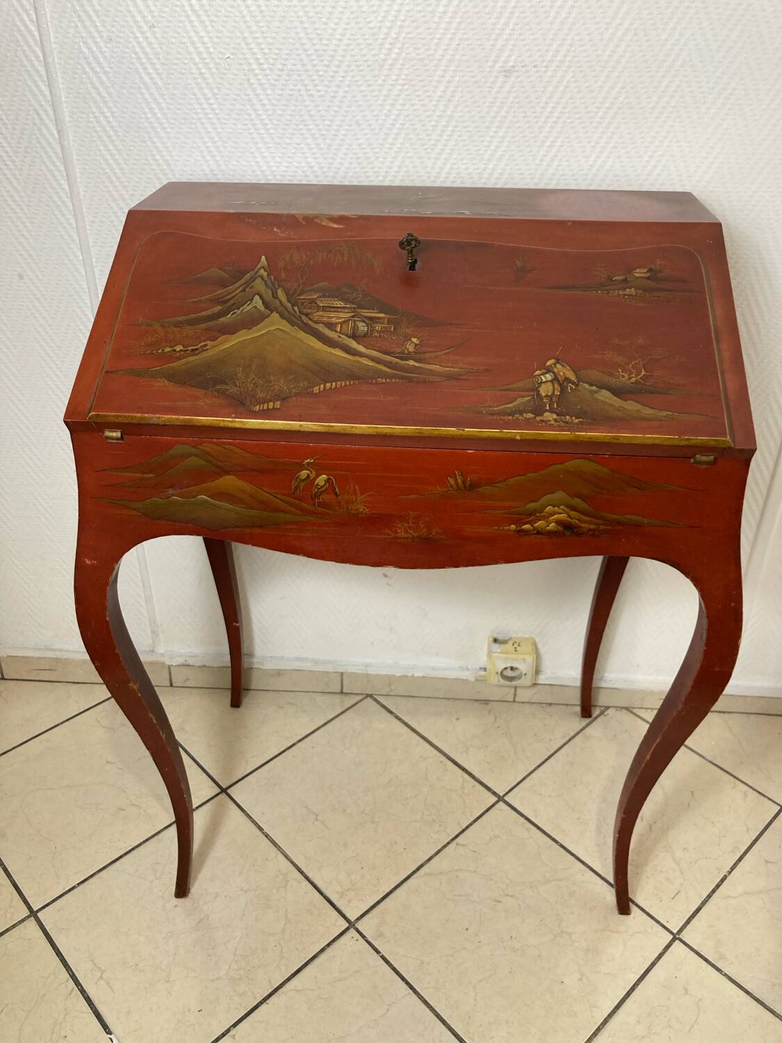 Asian style secretary