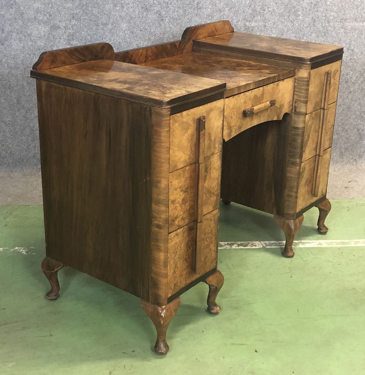 Bureau anglais Art déco en loupe de noyer