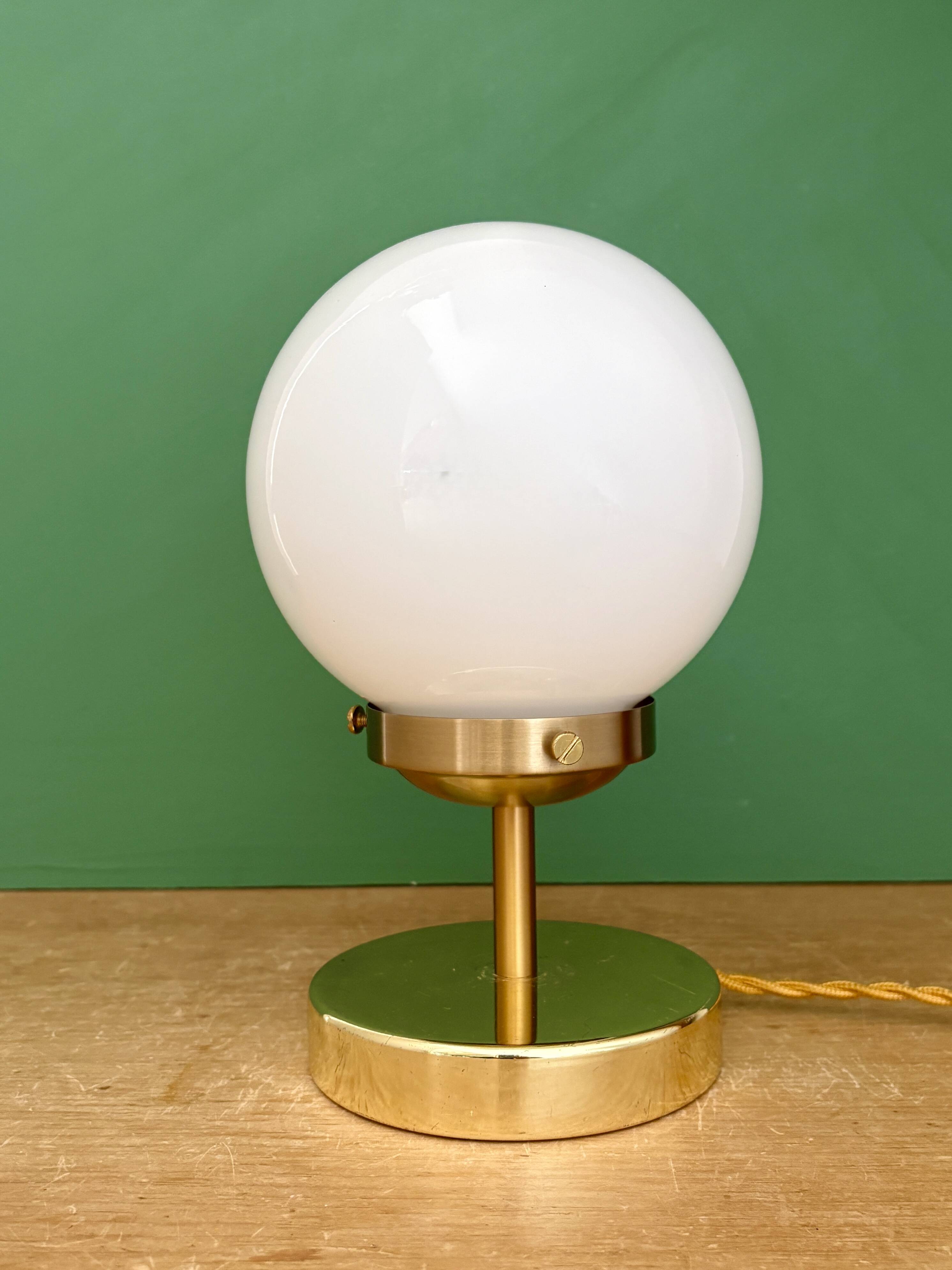Vintage globe table lamp in white opaline.