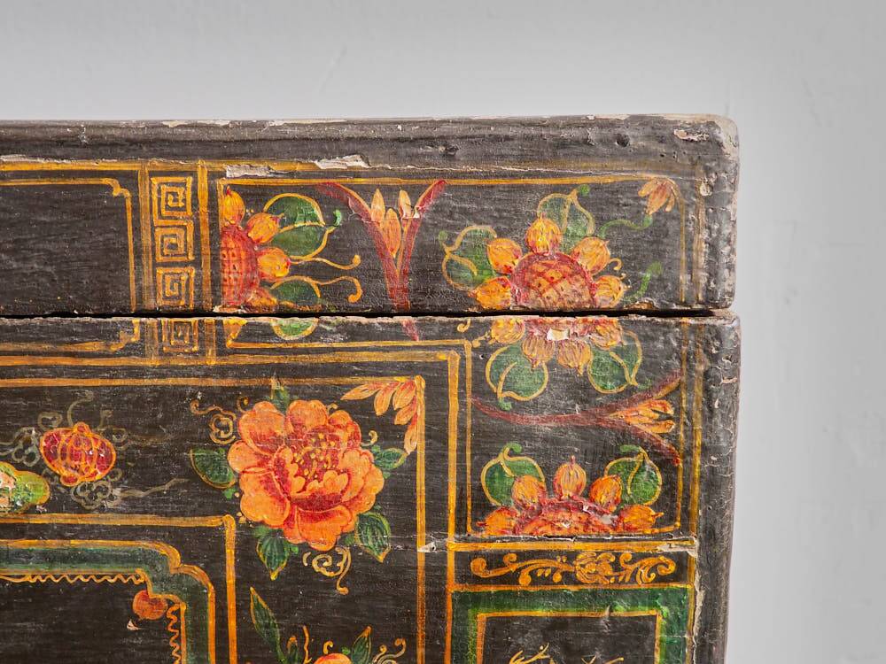Illustrated Chinese wooden trunk with original patina (China, 1900) #26