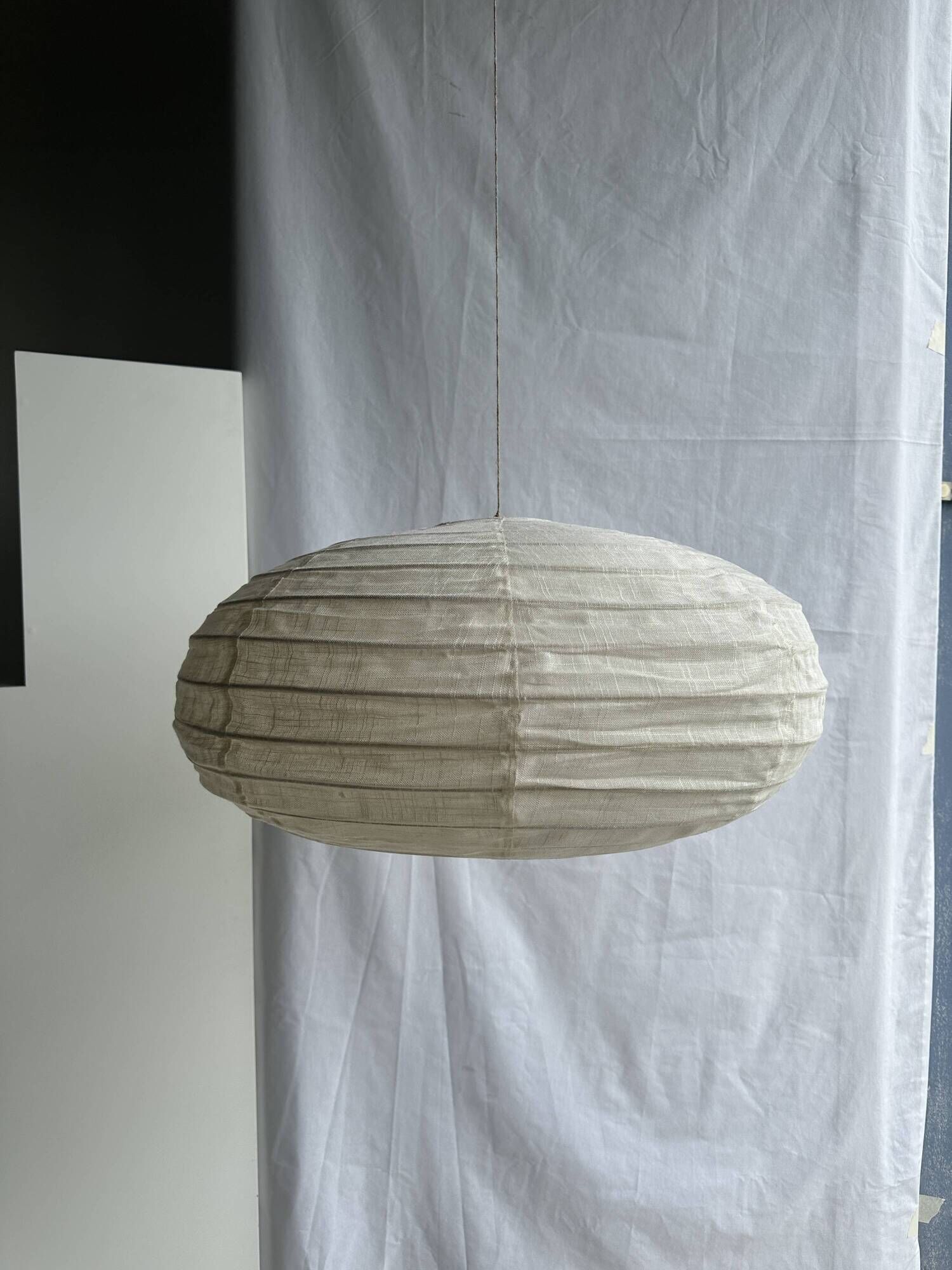 Large oval flat Japanese-style suspension in rattan and natural linen H35 D60.