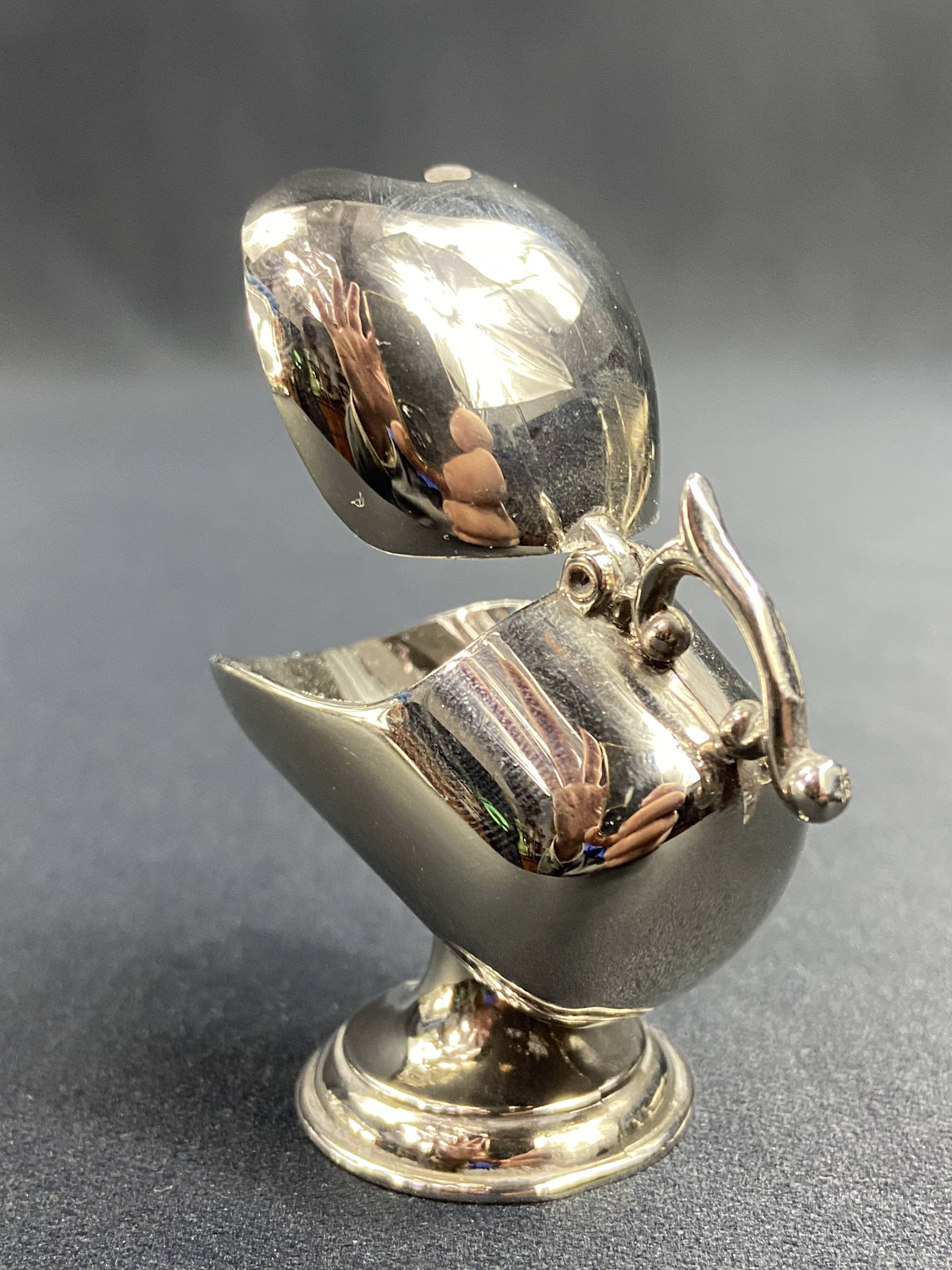 Individual ashtray with metal clasp