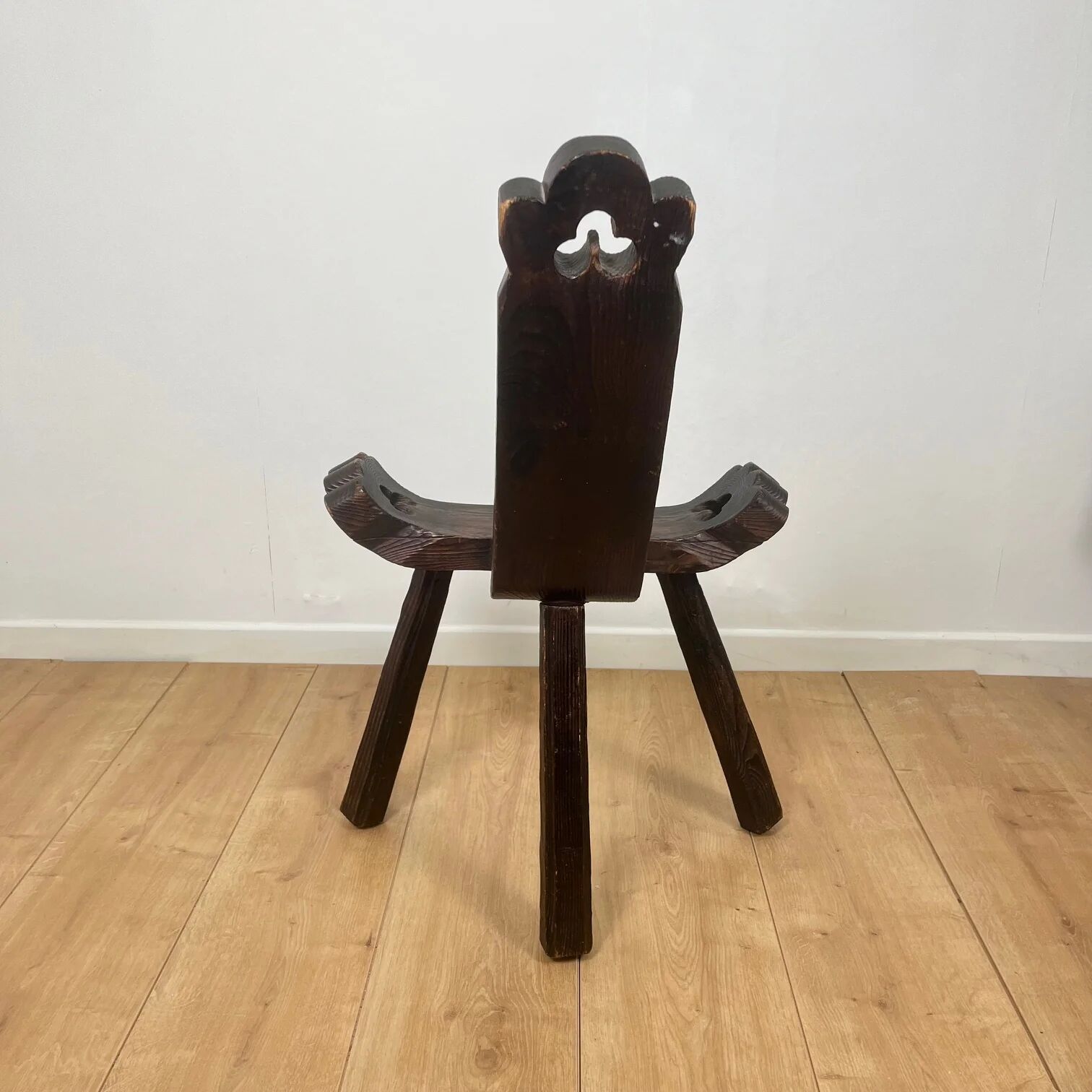 Pair of low tripod chairs in solid wood, mid-20th century.
