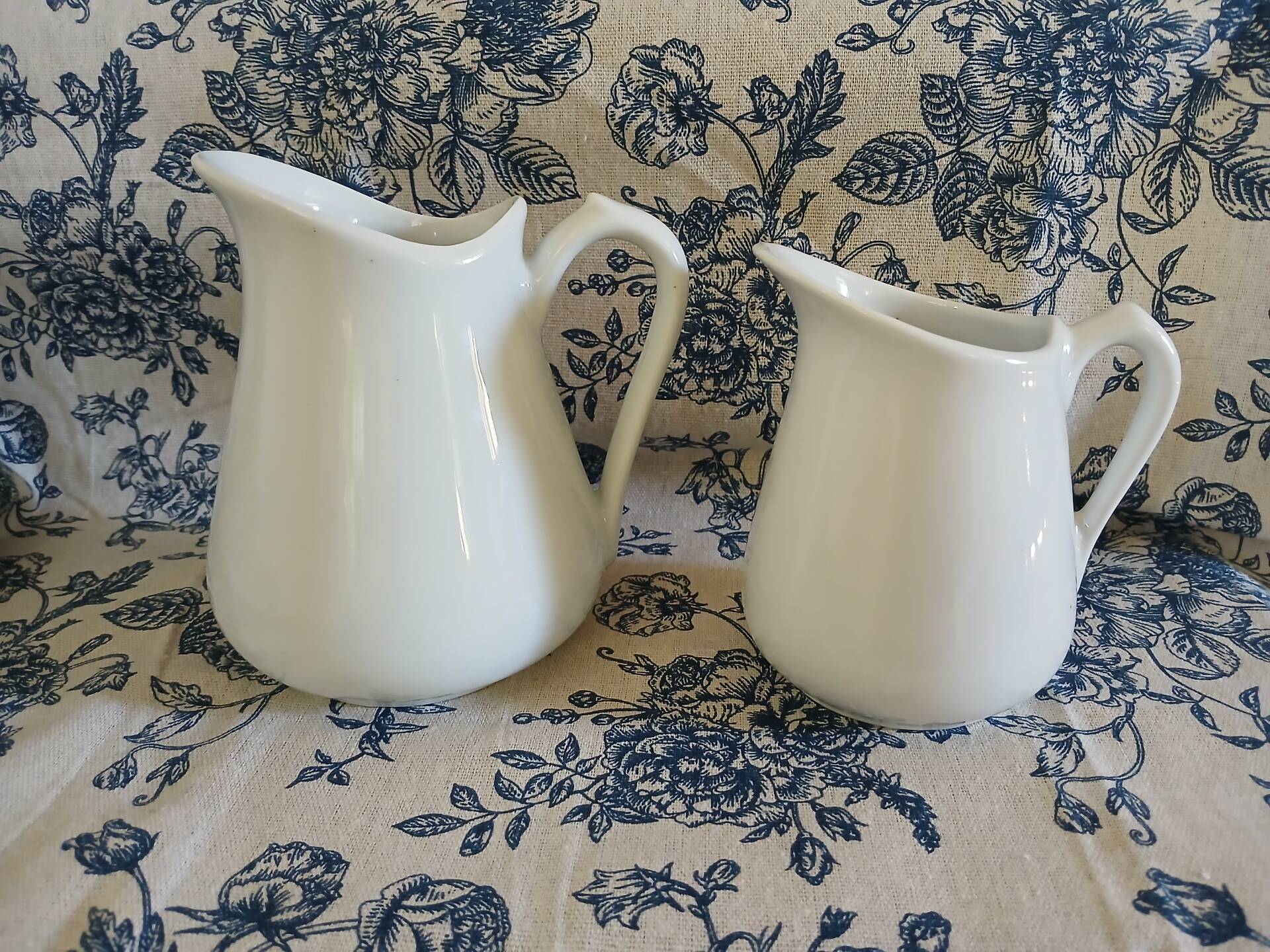2 petits pichets vintages 