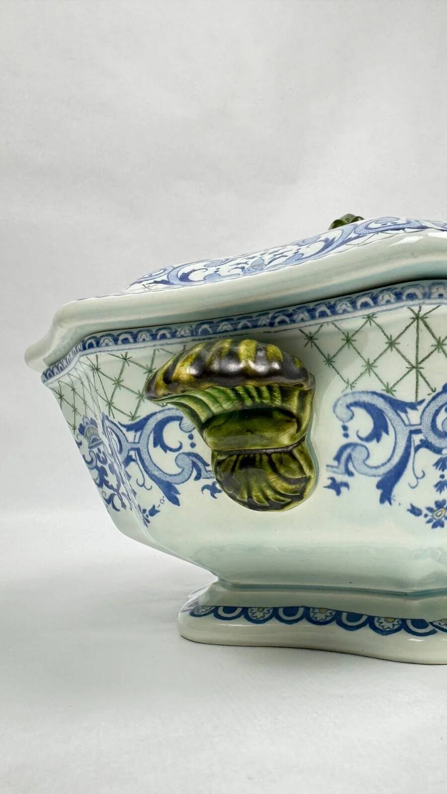 Gien, vegetable dish, soup tureen and its lid in fine earthenware, Rouen decoration.