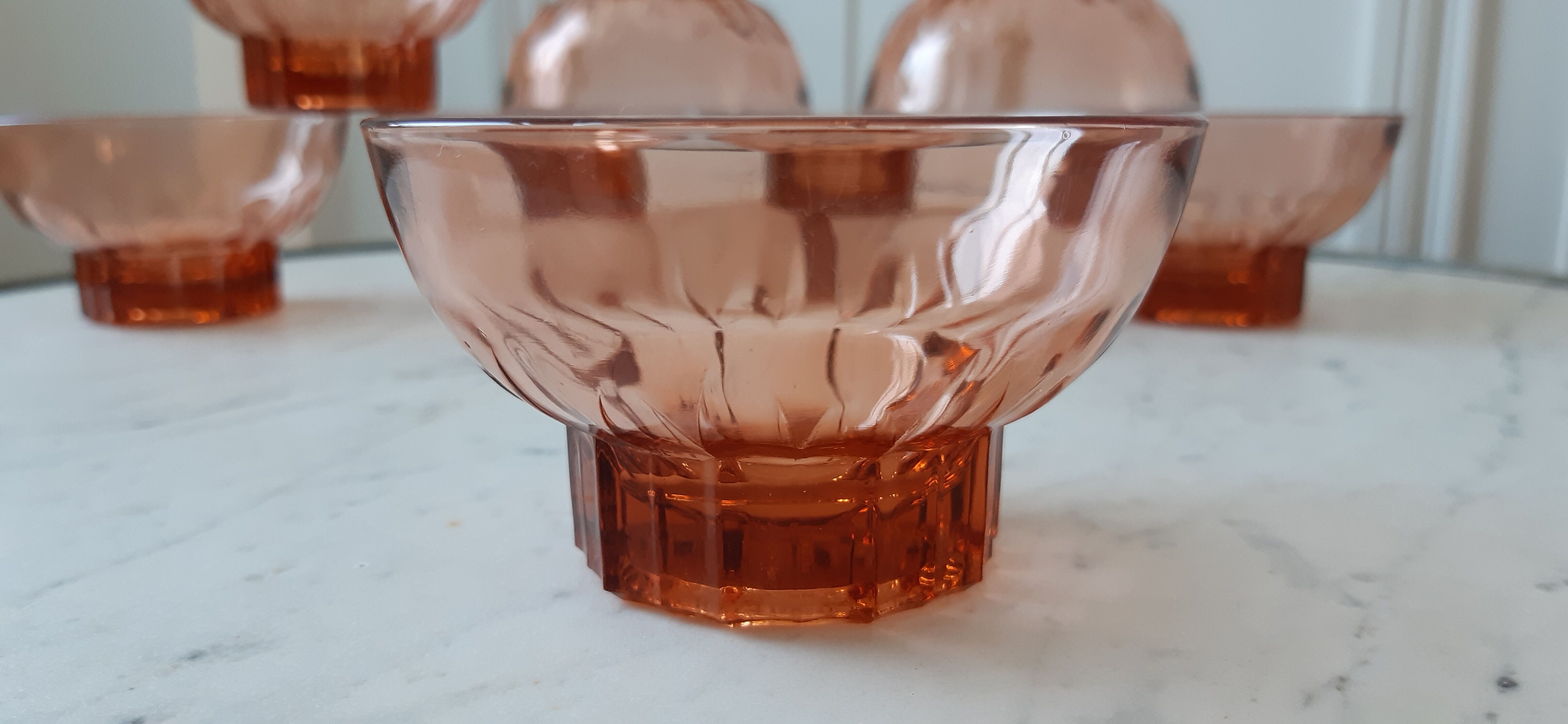 Set of 9 glasses of pink art deco glass champagne