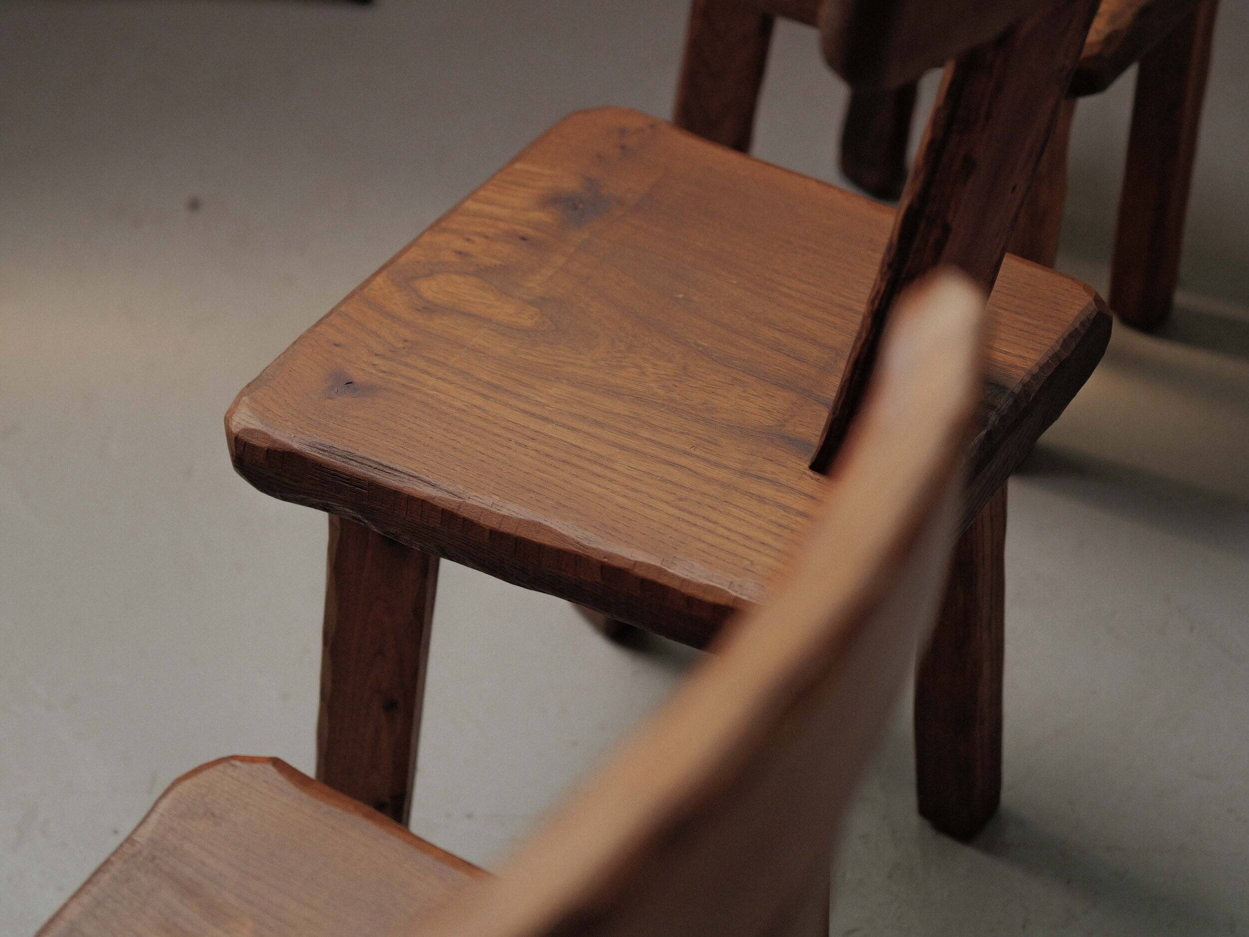 Suite de 6 chaises brutalistes en châtaignier, France, vers 1970