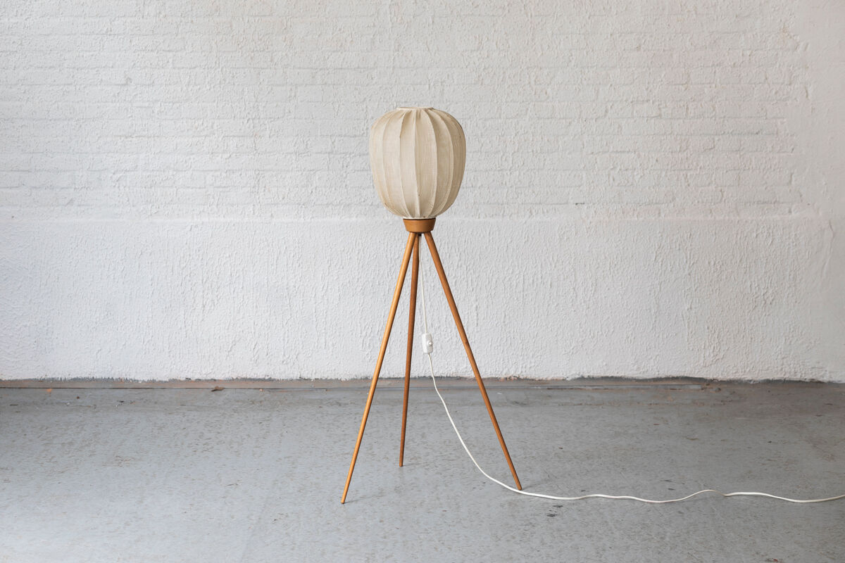Tripod cocoon floor lamp in wood and lace, Danish design, 1960