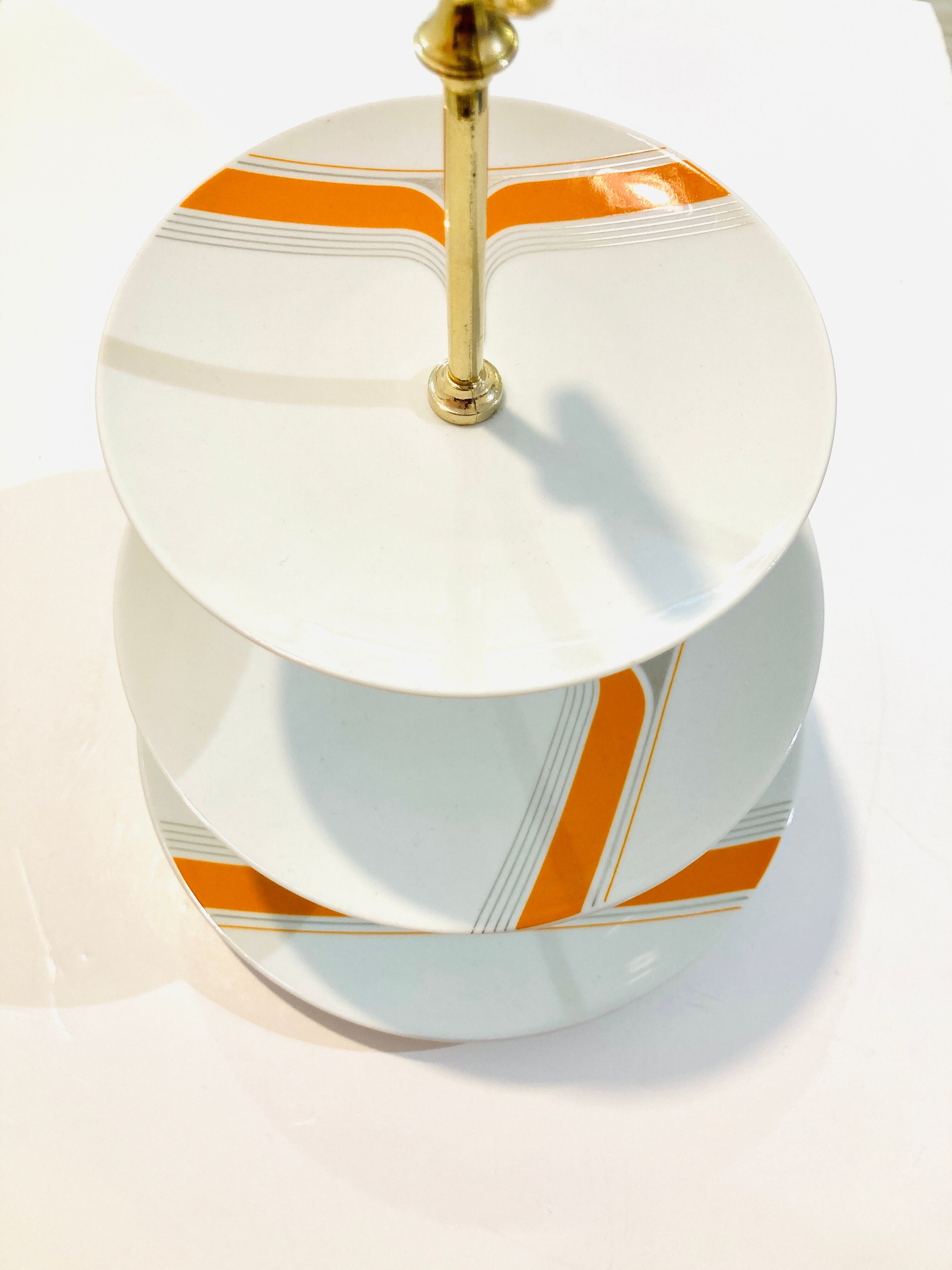 Porcelain cake display