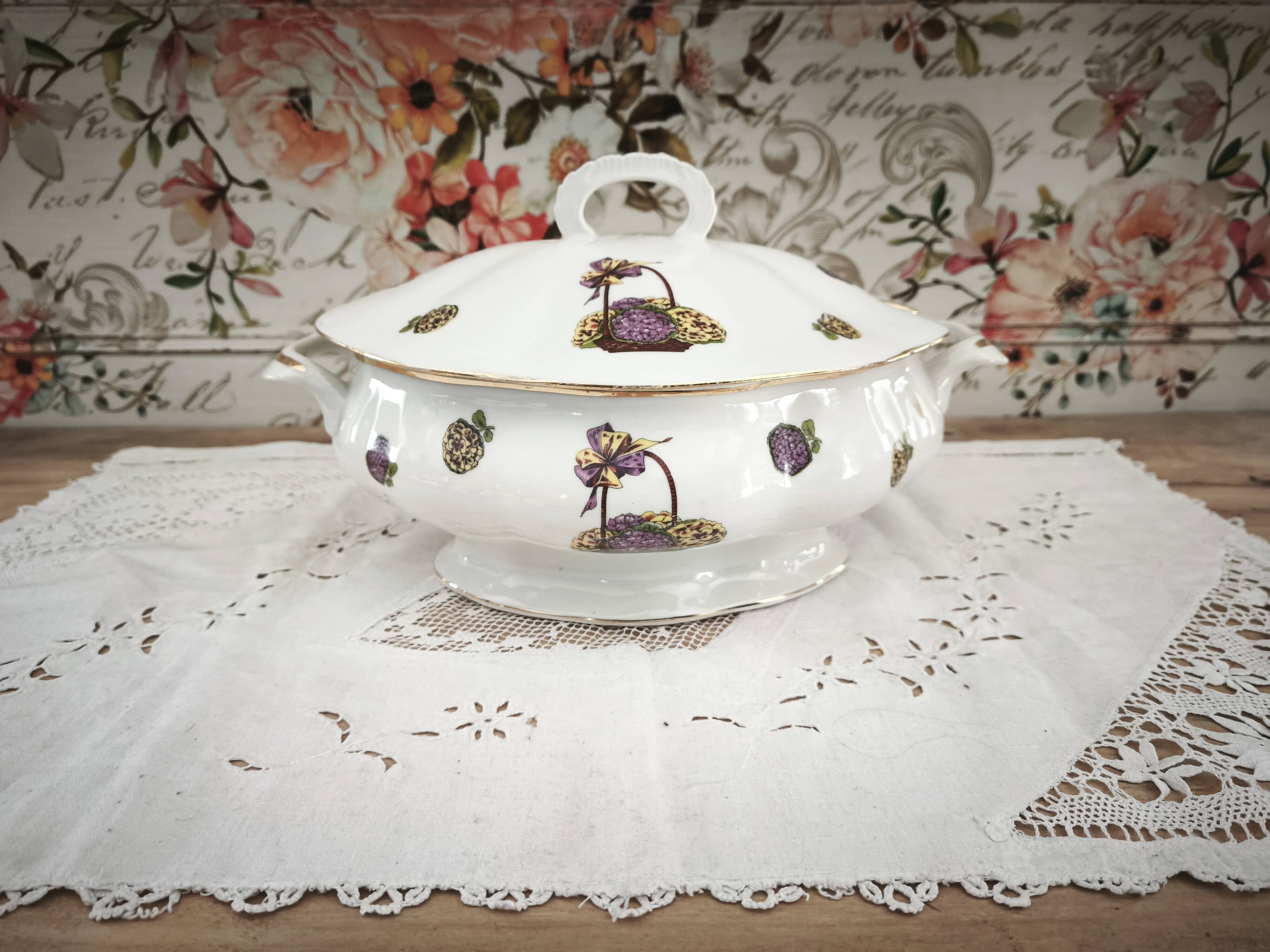 Soupière en porcelaine de Limoges décor panier d'hortensias